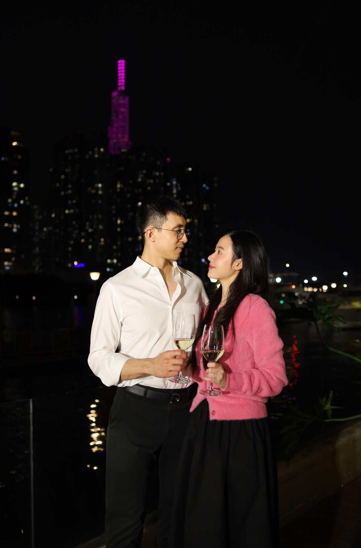 Diễn viên Midu và ông xã doanh nhân trao nhau ánh nhìn âu yếm khi bước sang năm mới. Ảnh: FB Đặng Thị Mỹ Dung