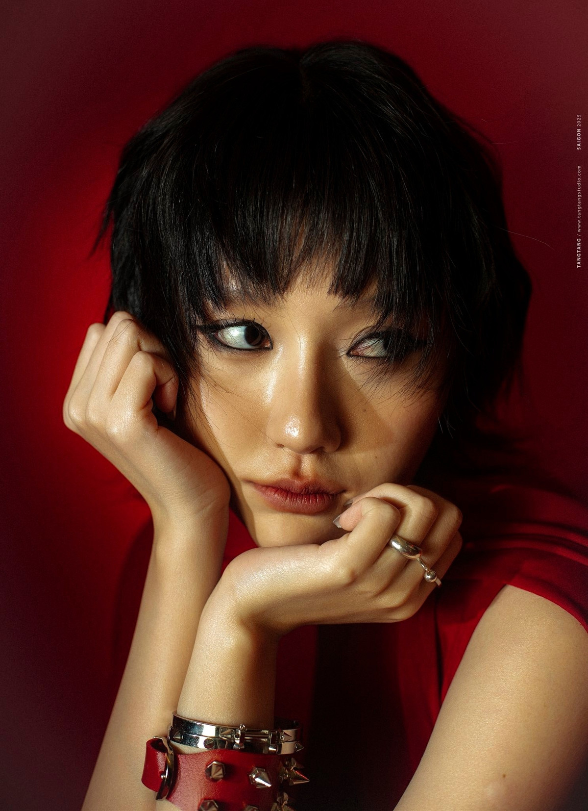 Tuy nhiên, điểm nhấn khiến bộ ảnh của em gái Trấn Thành trở nên khác biệt lại nằm ở lựa chọn mái tóc tém gọn gàng, cá tính.