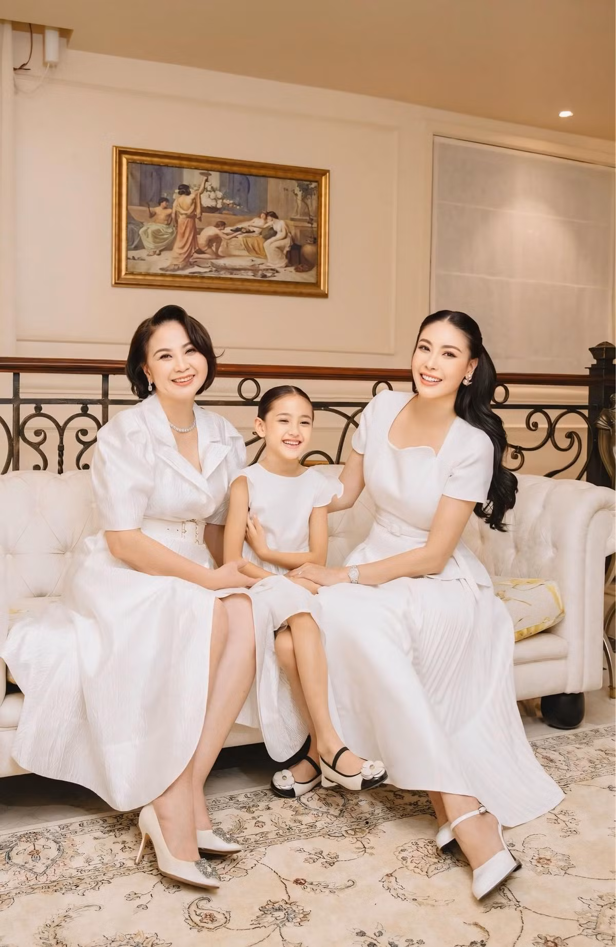 Trong bài đăng mừng sinh nhật, Hoa hậu Hà Kiều Anh khoe hình ảnh mẹ ruột – bà Vương Kiều Oanh. Ngay lập tức, nhan sắc của bà ở tuổi U80 khiến cộng đồng mạng không khỏi trầm trồ.