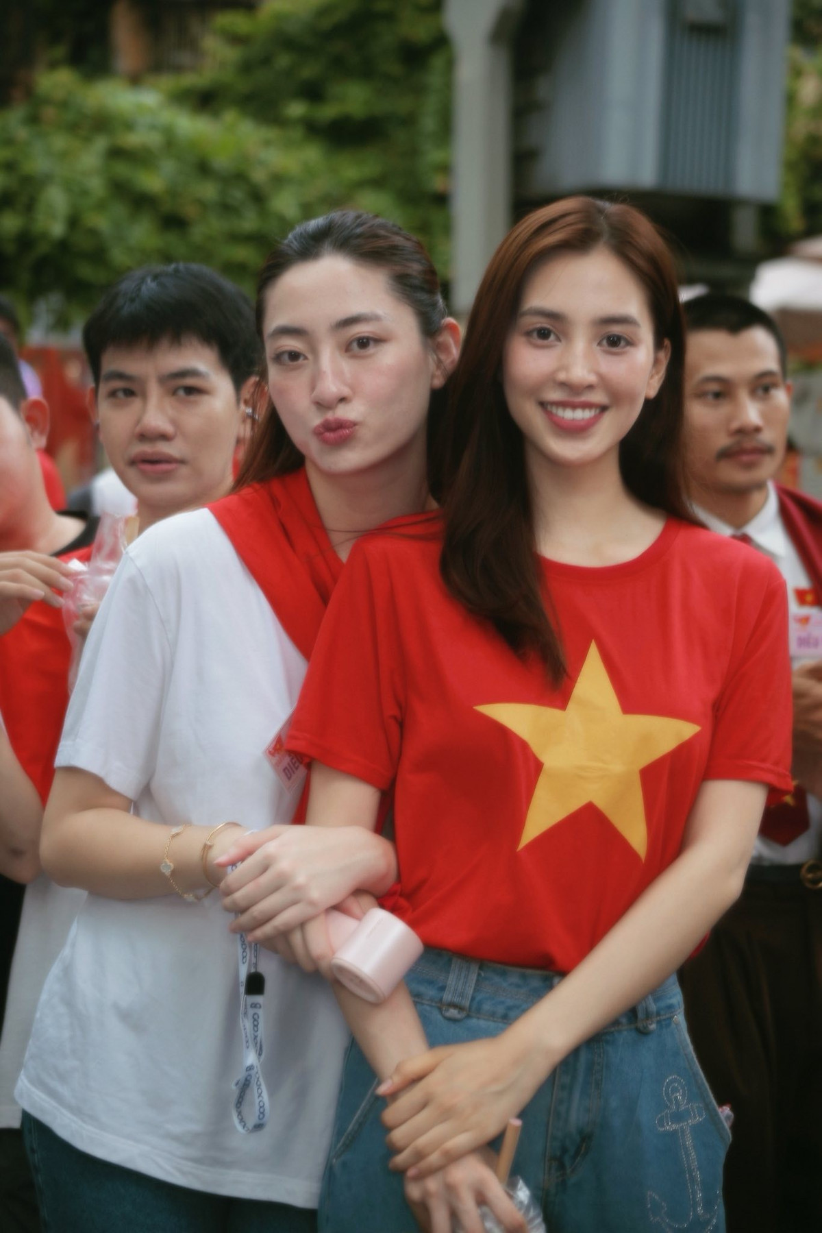 Hoa hậu Tiểu Vy và Hoa hậu Lương Thùy Linh vinh dự tham dự Lễ diễu binh, diễu hành mừng đại lễ. Ảnh: FB Trần Tiểu Vy