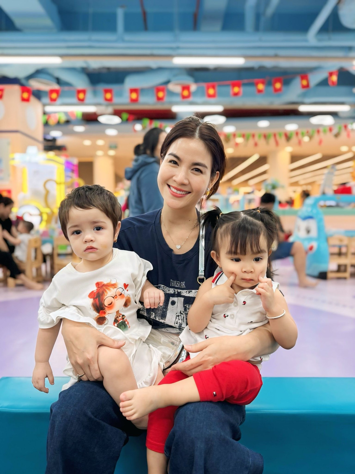 Kha Ly một mình chăm cả con gái Lita và bé Julia. Ảnh: FB Lại Thị Kha Ly