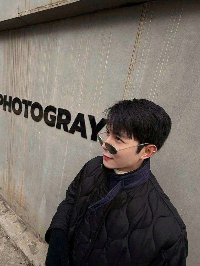 Bên cạnh những khoảnh khắc tình cảm, cả hai liên tục bày trò trêu chọc, tạo dáng bá đạo giữa đường phố Hàn Quốc, khiến người xem không khỏi bật cười.