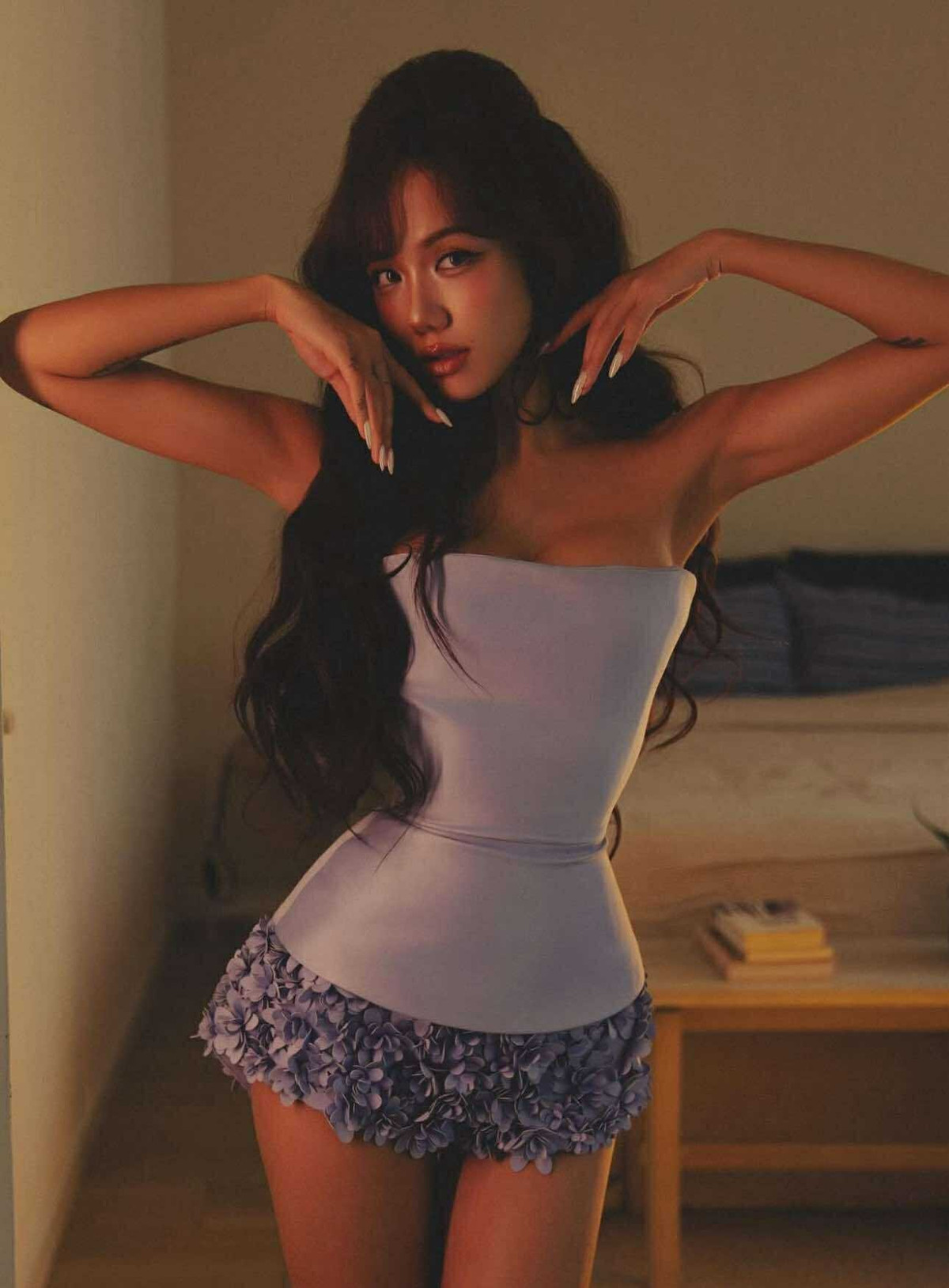 Không chỉ thay đổi về phong cách, Phương Ly cũng đầu tư nhiều hơn vào layout make-up, kiểu tóc và phụ kiện để phù hợp với làn da mới.