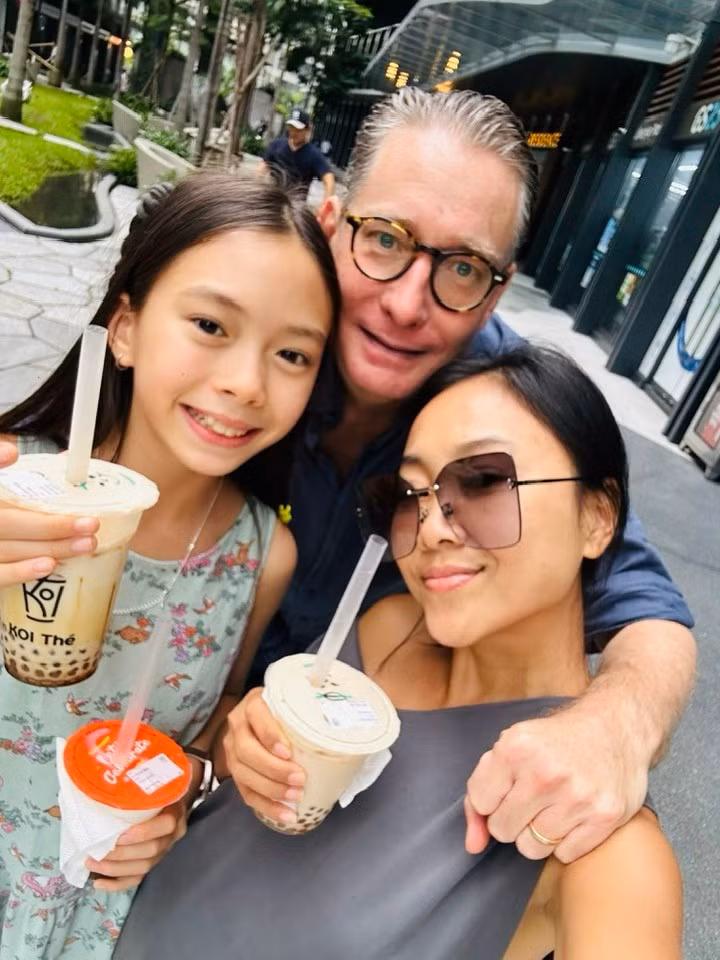 Không chỉ xinh đẹp, Sol còn khiến nhiều người ngưỡng mộ bởi khả năng giao tiếp ở ba ngôn ngữ: tiếng Việt, tiếng Anh và tiếng Thuỵ Điển.