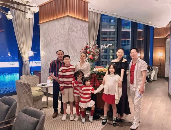 Gia đình Vy Oanh, Phan Như Thảo tụ họp ăn tối. Ảnh: FB Nguyễn Vy Oanh