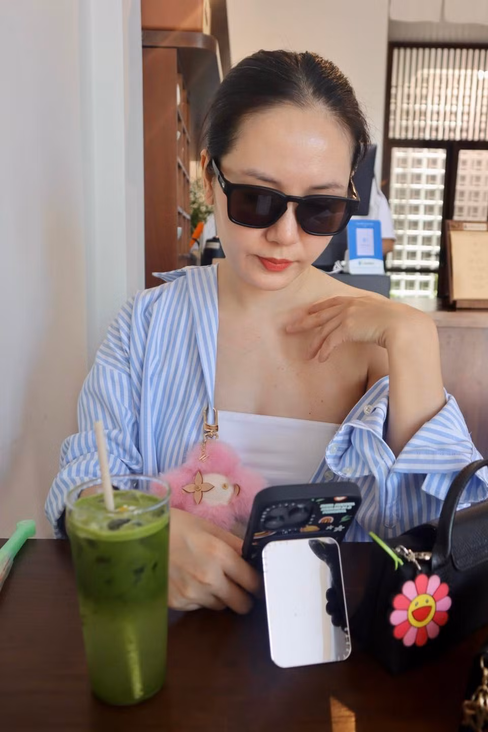 Nhiều khán giả đồng tình rằng ca sĩ Phương Linh có nét giống Song Hye Kyo: Cùng độc thân ở độ tuổi 40, cùng sở hữu nhan sắc rạng rỡ, làn da căng bóng cùng thân hình thon gọn. Ảnh: FB Tran Phuong Linh