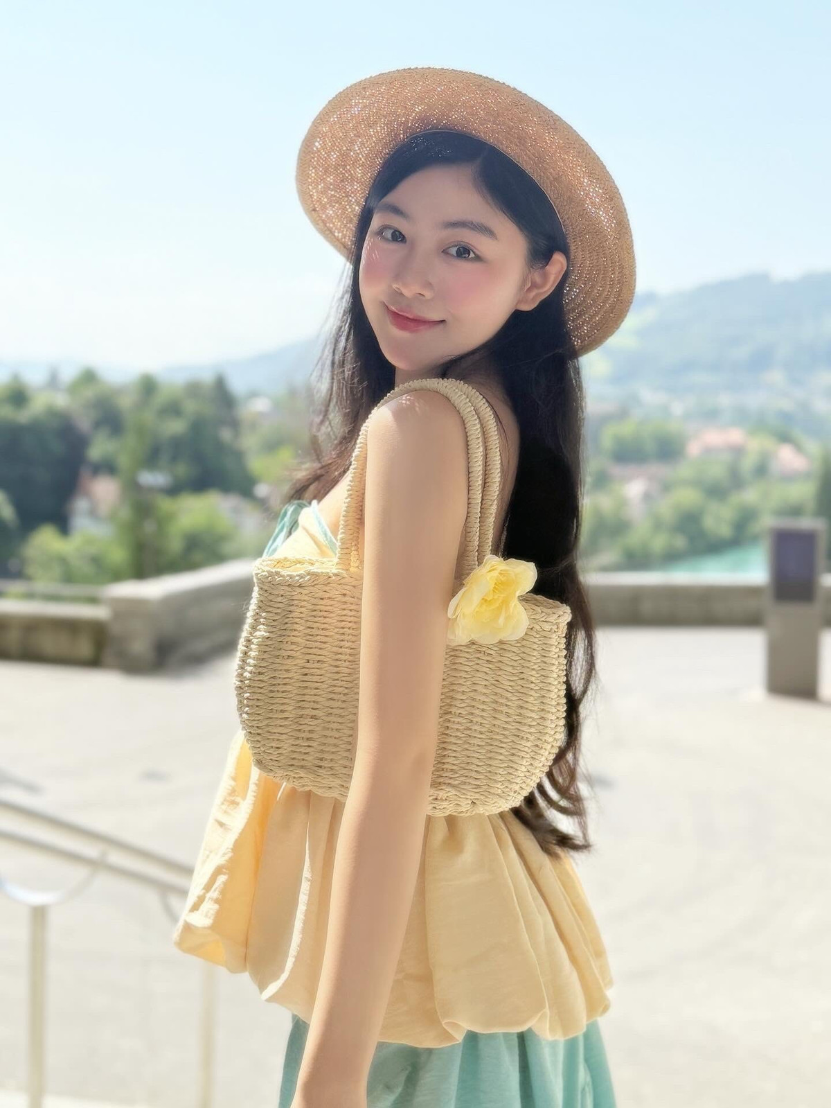 Không chỉ sở hữu gương mặt khả ái, Lọ Lem còn có chiều cao ấn tượng khoảng 1,7m. Cô cũng cho thấy khả năng biến hóa linh hoạt với nhiều phong cách thời trang khác nhau, từ nhẹ nhàng, nữ tính đến trẻ trung, hiện đại.