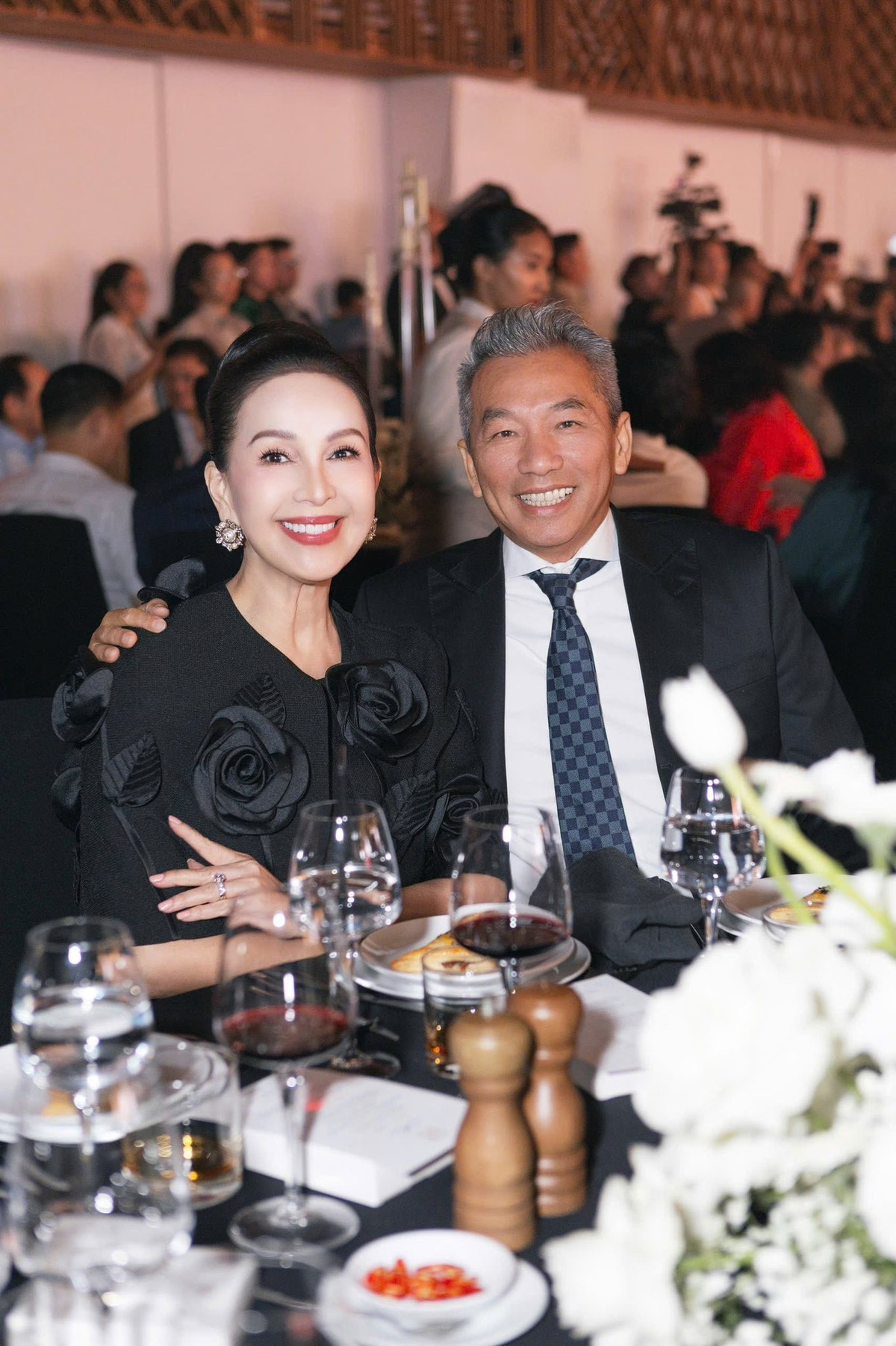 Ở tuổi U70, Diễm My gây ấn tượng bởi làn da mịn màng, vóc dáng thon gọn, rạng rỡ trong mọi khung hình.