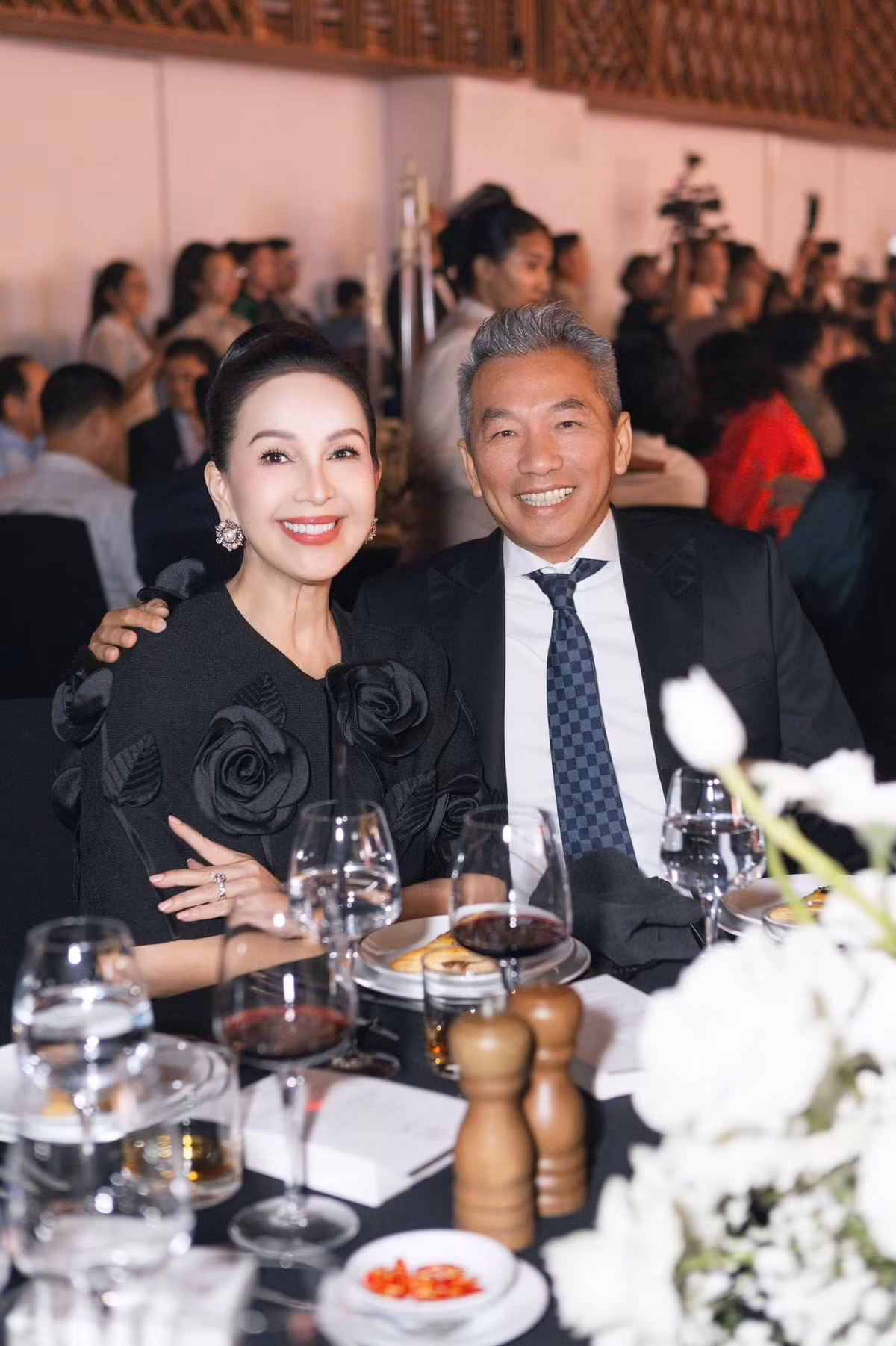 Khi ấy, Diễm My đang ở đỉnh cao sự nghiệp, là biểu tượng nhan sắc và gương mặt nổi bật của màn ảnh Việt thập niên 1990. Trong khi đó, ông xã cô vừa trở về Việt Nam sau thời gian làm việc ở nước ngoài, bắt đầu xây dựng sự nghiệp kinh doanh.