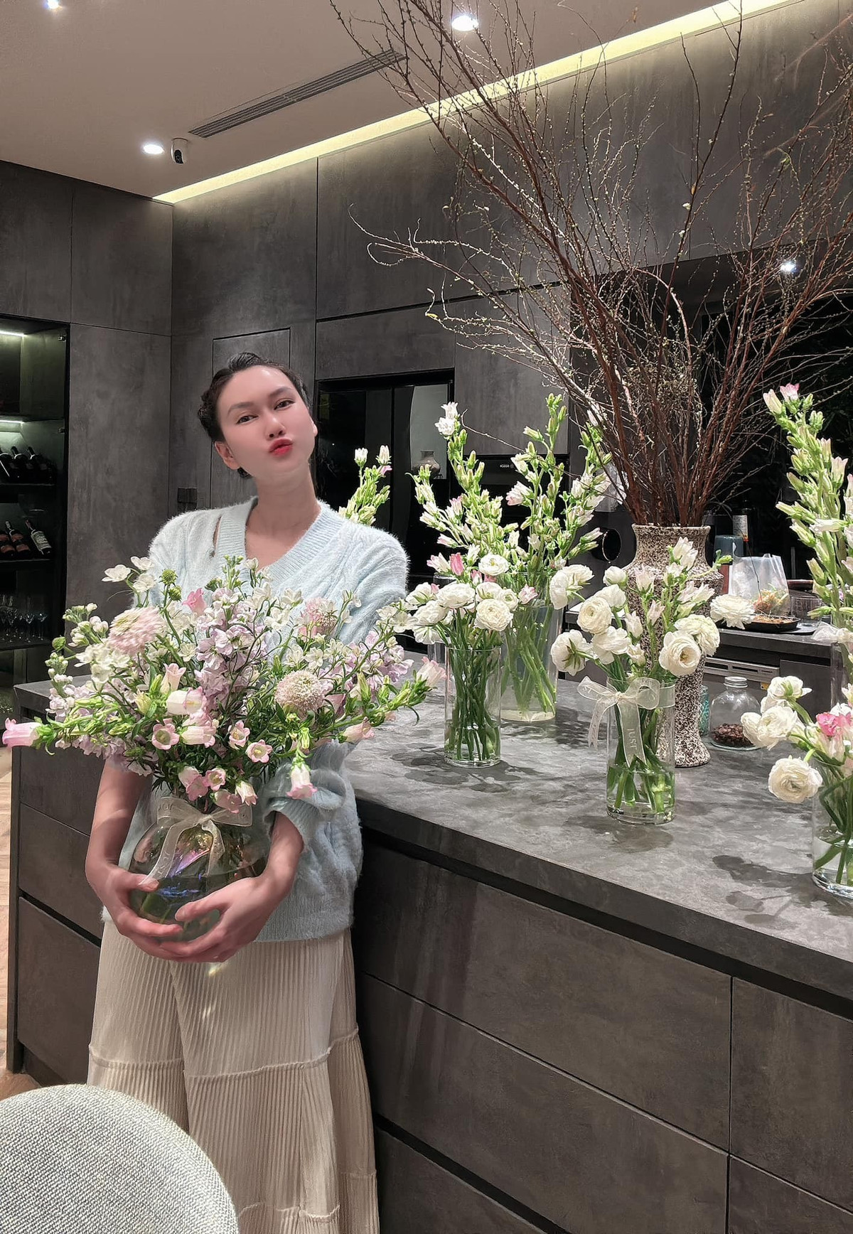 Hương Giang sinh năm 1989, là diễn viên tay ngang. Cô gây ấn tượng khi xuất hiện trong một số dự án phim truyền hình như Cô gái nhà người ta, Lặng yên dưới vực sâu, Sống chung với mẹ chồng, Mùa hoa tìm lại, Đừng làm mẹ cáu, Món quà của cha… Ảnh: FB Nguyễn Hương Giang