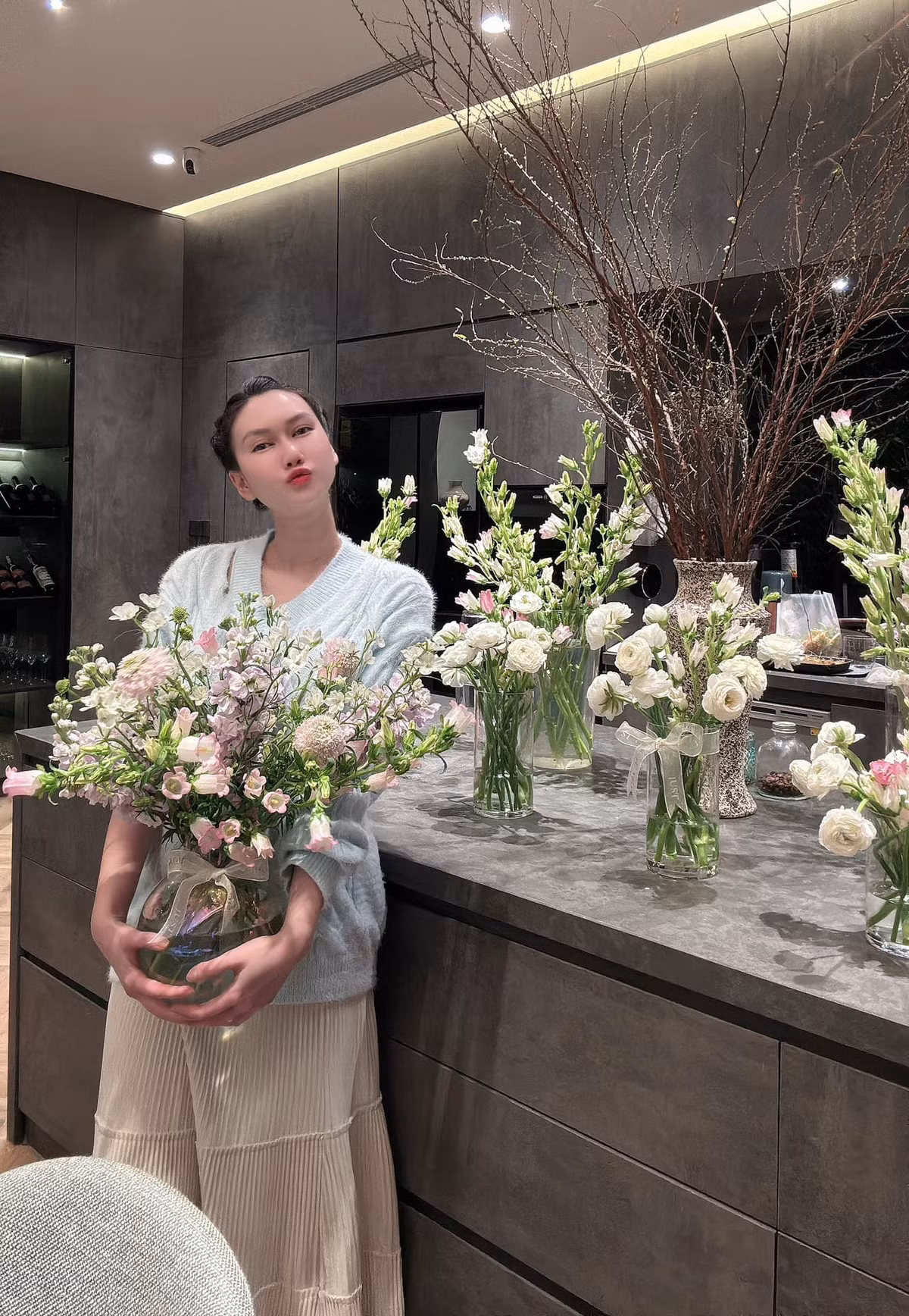 Hương Giang sinh năm 1989, là diễn viên tay ngang. Cô gây ấn tượng khi xuất hiện trong một số dự án phim truyền hình như Cô gái nhà người ta, Lặng yên dưới vực sâu, Sống chung với mẹ chồng, Mùa hoa tìm lại, Đừng làm mẹ cáu, Món quà của cha… Ảnh: FB Nguyễn Hương Giang