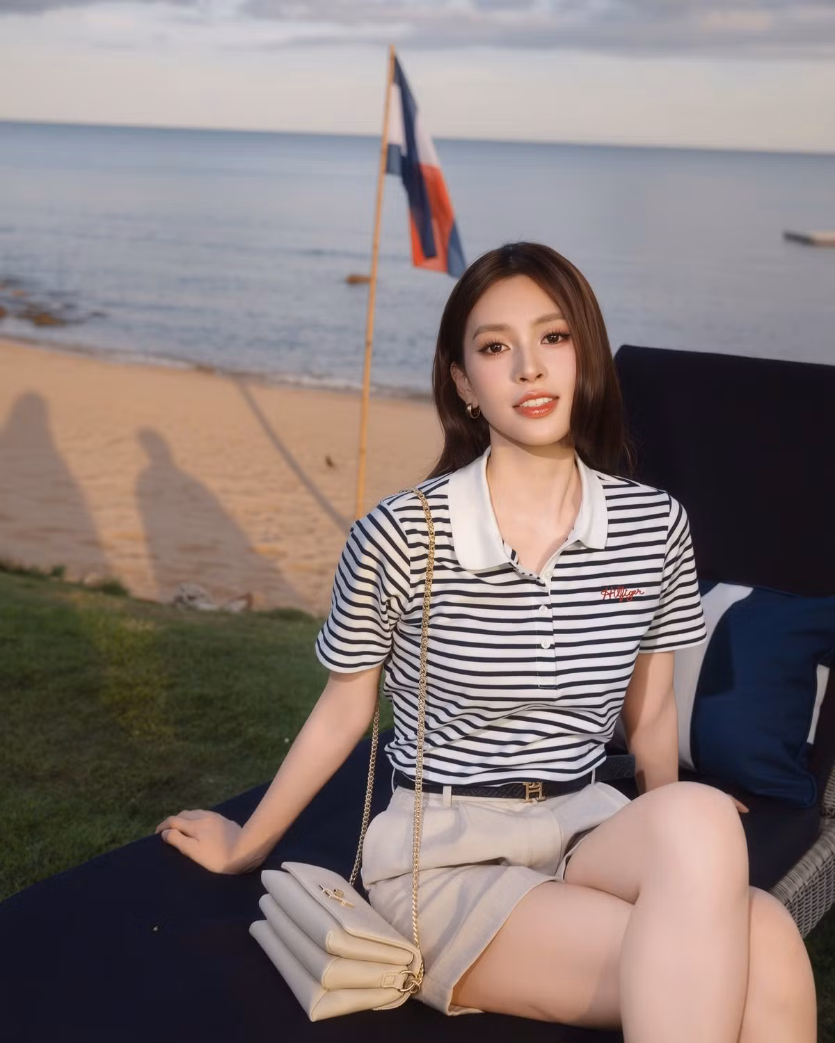 Sau gần 7 năm đăng quang Hoa hậu Việt Nam, Tiểu Vy ngày càng chứng minh sự trưởng thành trong hình ảnh và phong cách.