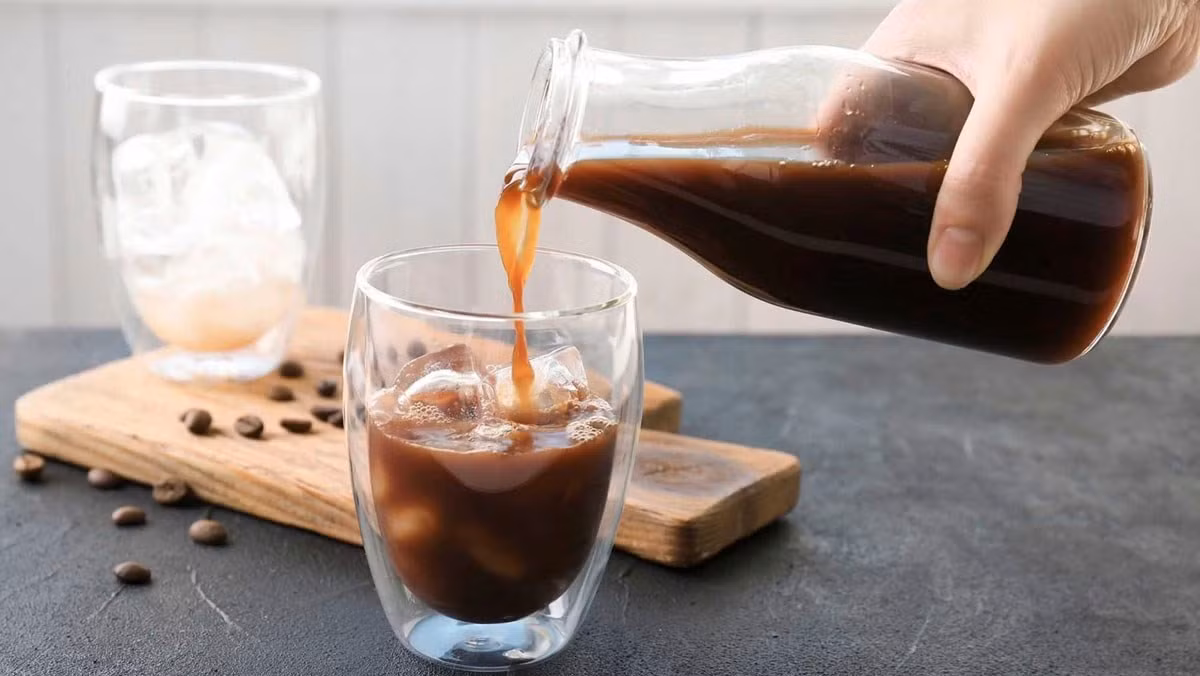 Để Cold Brew hỗ trợ giảm cân hiệu quả, nên uống cà phê nguyên chất, không thêm đường, sữa hay kem béo để tránh tăng lượng calo. Thời điểm phù hợp nhất là buổi sáng hoặc trước khi tập luyện khoảng 30 phút, đồng thời hạn chế uống sau 15h để không ảnh hưởng đến giấc ngủ.