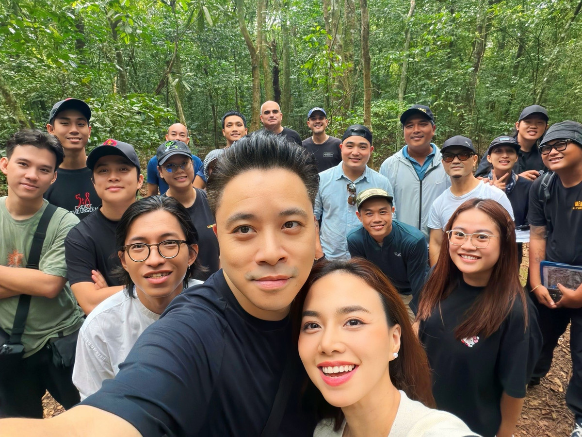 Vợ chồng Victor Vũ - Đinh Ngọc Diệp tình tứ ở phim trường. Ảnh: FB Dinh Ngoc Diep