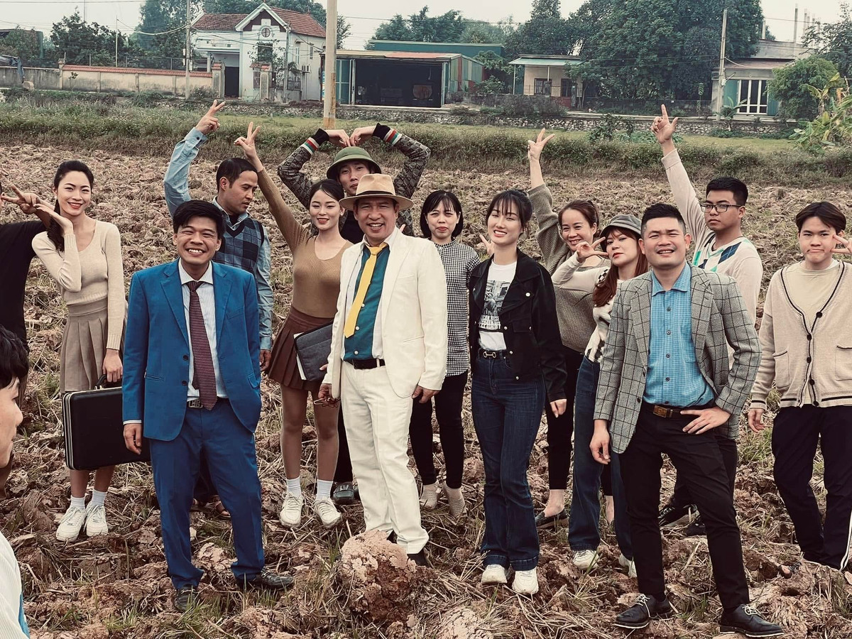 Nghệ sĩ Trung Ruồi, NSƯT Quang Thắng miệt mài quay phim cho kịp tiến độ. Ảnh: FB Trung Ruồi