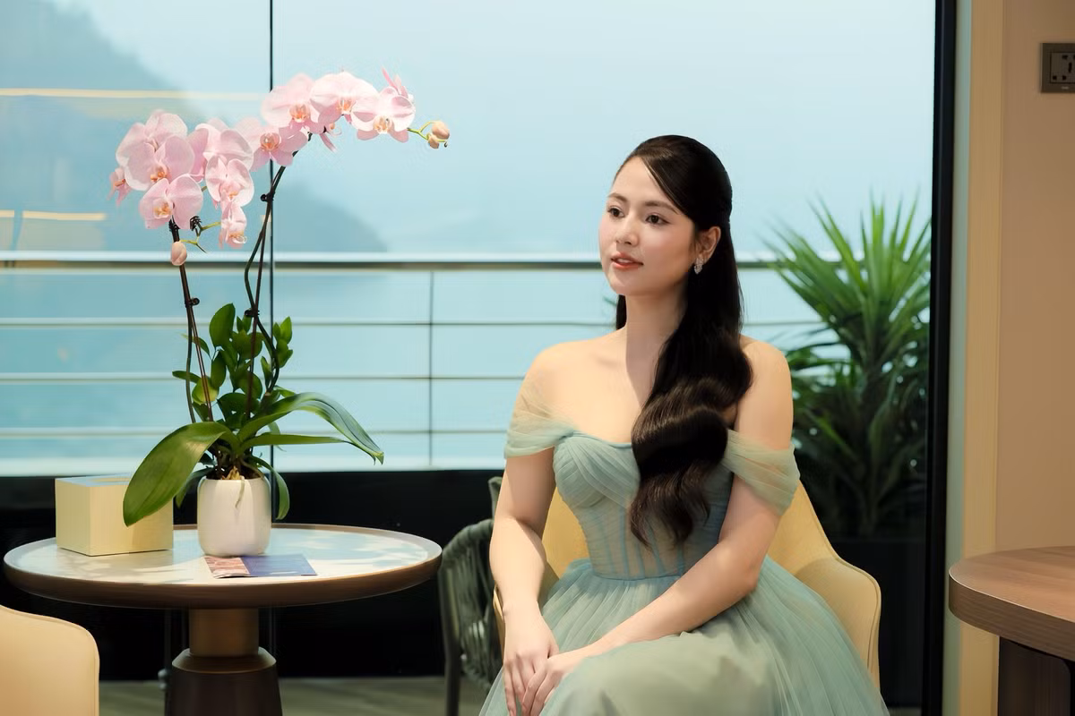 Đời thường, cô xây dựng phong cách nữ tính, dịu dàng nhưng vẫn vô cùng nổi bật.