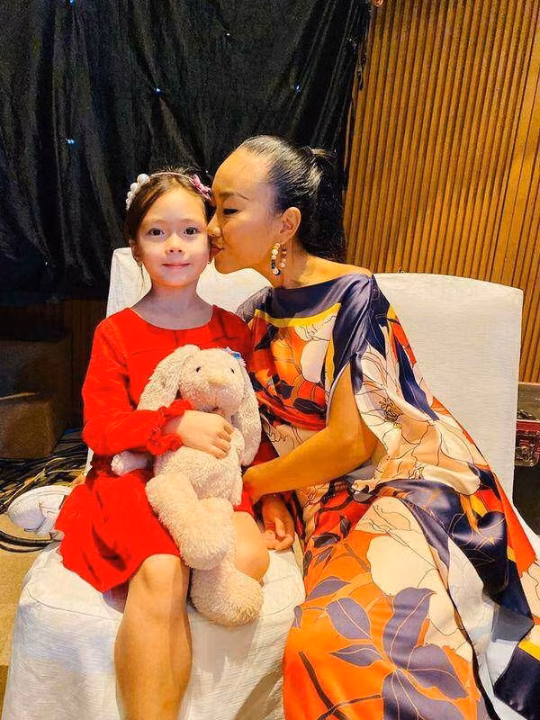 Mang trong mình hai dòng máu Việt – Thuỵ Điển, Sol sở hữu vẻ ngoài nổi bật: làn da trắng hồng tự nhiên, đôi mắt nâu sáng, sống mũi cao và mái tóc nâu mềm mại.