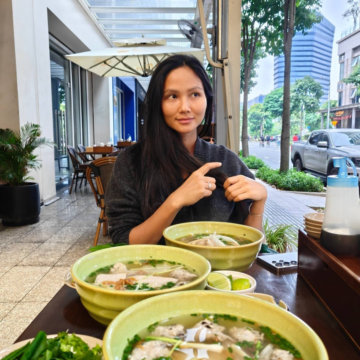 Hoa hậu H'Hen Niê thưởng thức phở vào buổi sáng thứ 7 mát mẻ. Ảnh: FB Tuấn Khôi
