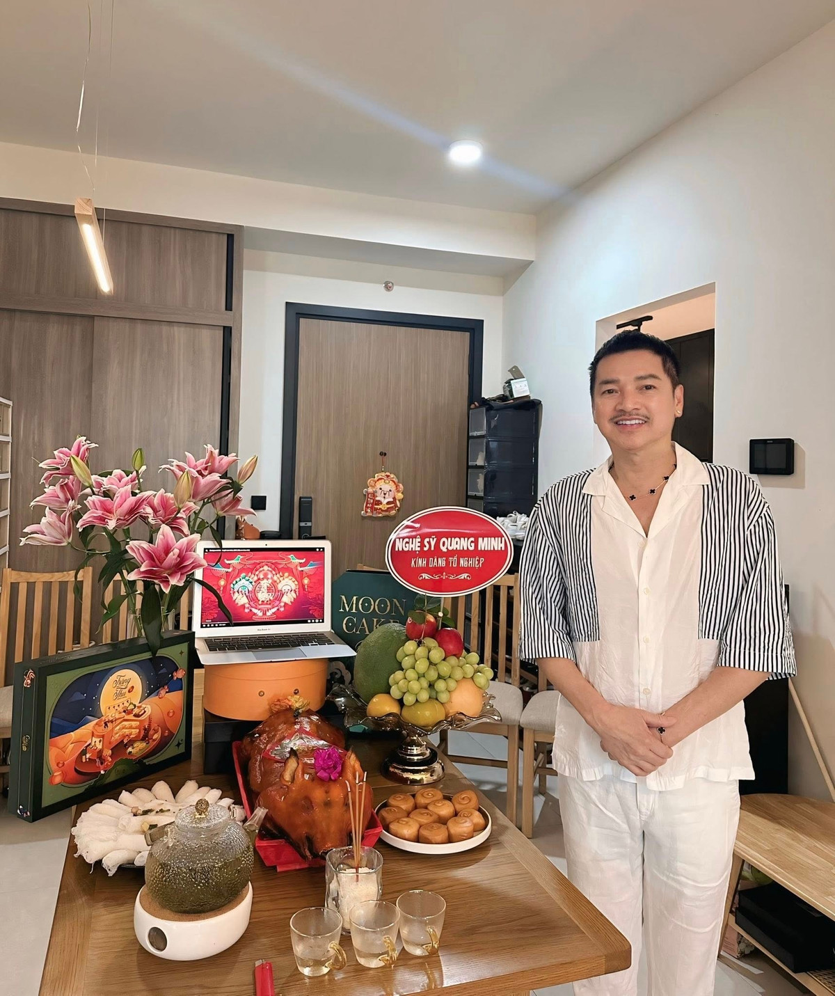 Nghệ sĩ Quang Minh bày biện cúng Tổ nghề tại nhà riêng. Ảnh: FB Quang Minh