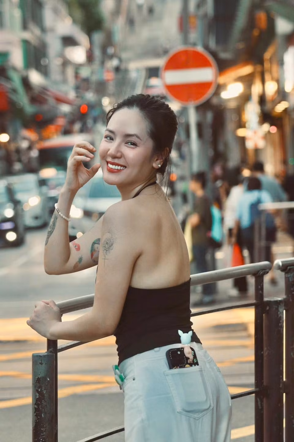 Tuy nhiên, những hình ảnh mới lần này cho thấy một khía cạnh khác – cá tính, gợi cảm nhưng không kém phần sang trọng của nữ ca sĩ.