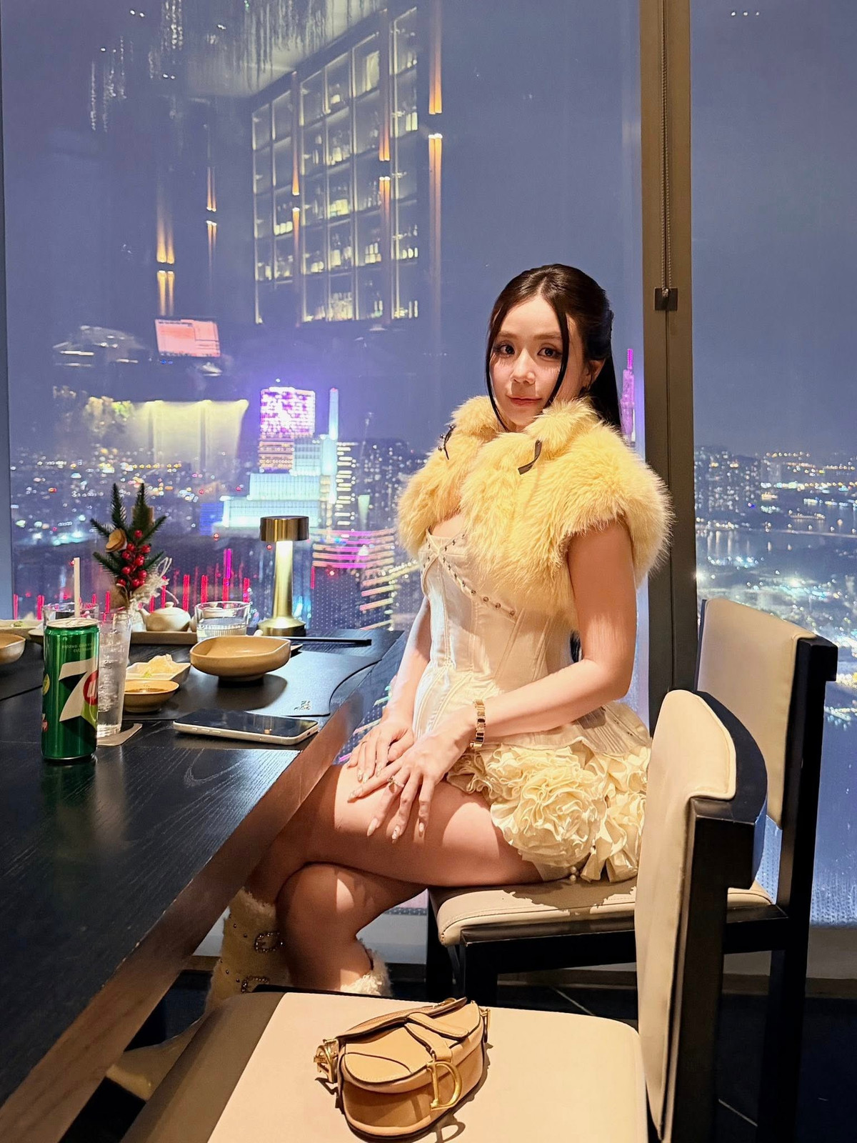 Cindy Lư mặc gợi cảm đón tuổi mới. Ảnh: FB Cindy Lư