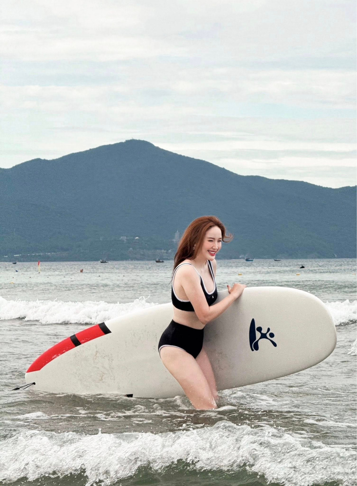 Ca sĩ Bảo Thy vui đùa ở biển. Ảnh: FB Bao Thy Tran