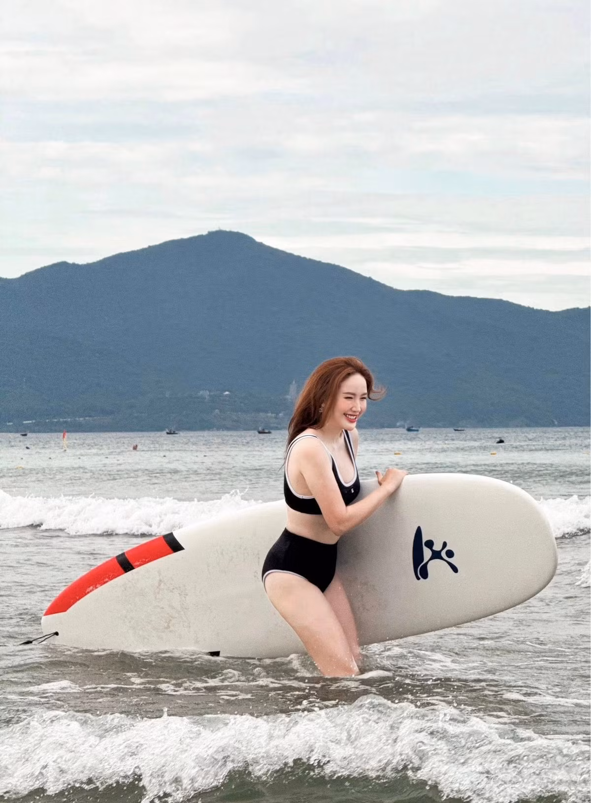 Ca sĩ Bảo Thy vui đùa ở biển. Ảnh: FB Bao Thy Tran