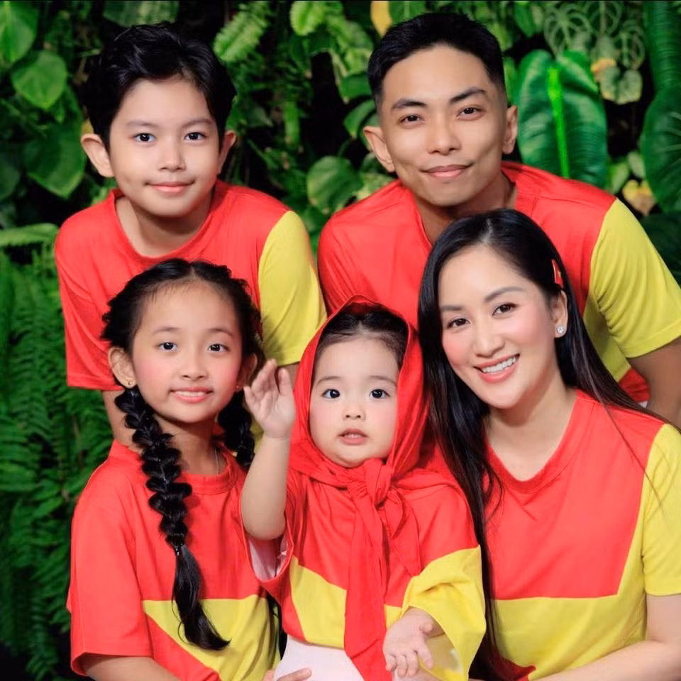 Không chỉ ghi dấu ấn trong làng dancesport với sự nghiệp riêng, Khánh Thi còn được ngưỡng mộ bởi hình ảnh hậu phương vững chắc, luôn sát cánh và đồng hành cùng chồng trẻ Phan Hiển.