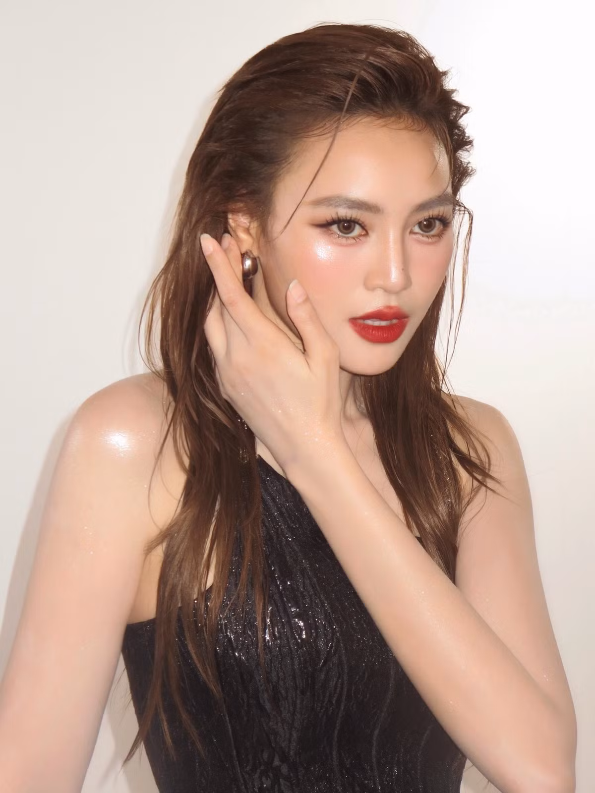 Trong lần tái xuất này, Ninh Dương Lan Ngọc lựa chọn phong cách trang điểm đậm nét, nhấn mạnh vào đôi môi đỏ rực mang hơi thở quyền lực và trưởng thành.