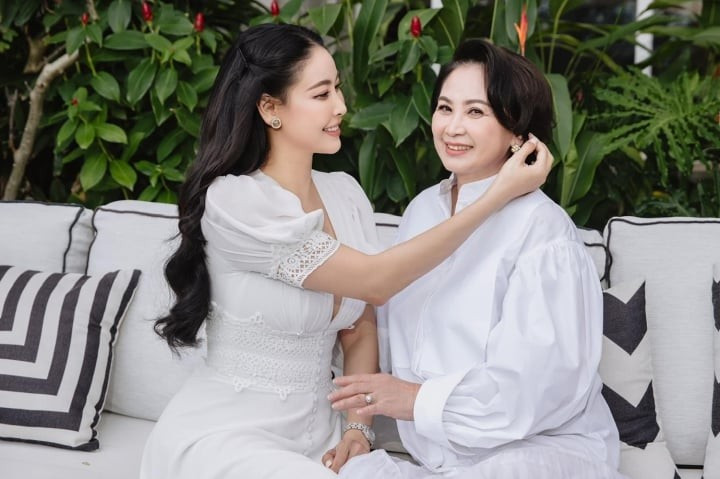 Với mái tóc được chăm chút kỹ lưỡng, phong cách ăn mặc trang nhã cùng thần thái rạng ngời, bà Vương Kiều Oanh nhận được nhiều bình luận khen ngợi là người phụ nữ "đẹp lão" và vô cùng phúc hậu.