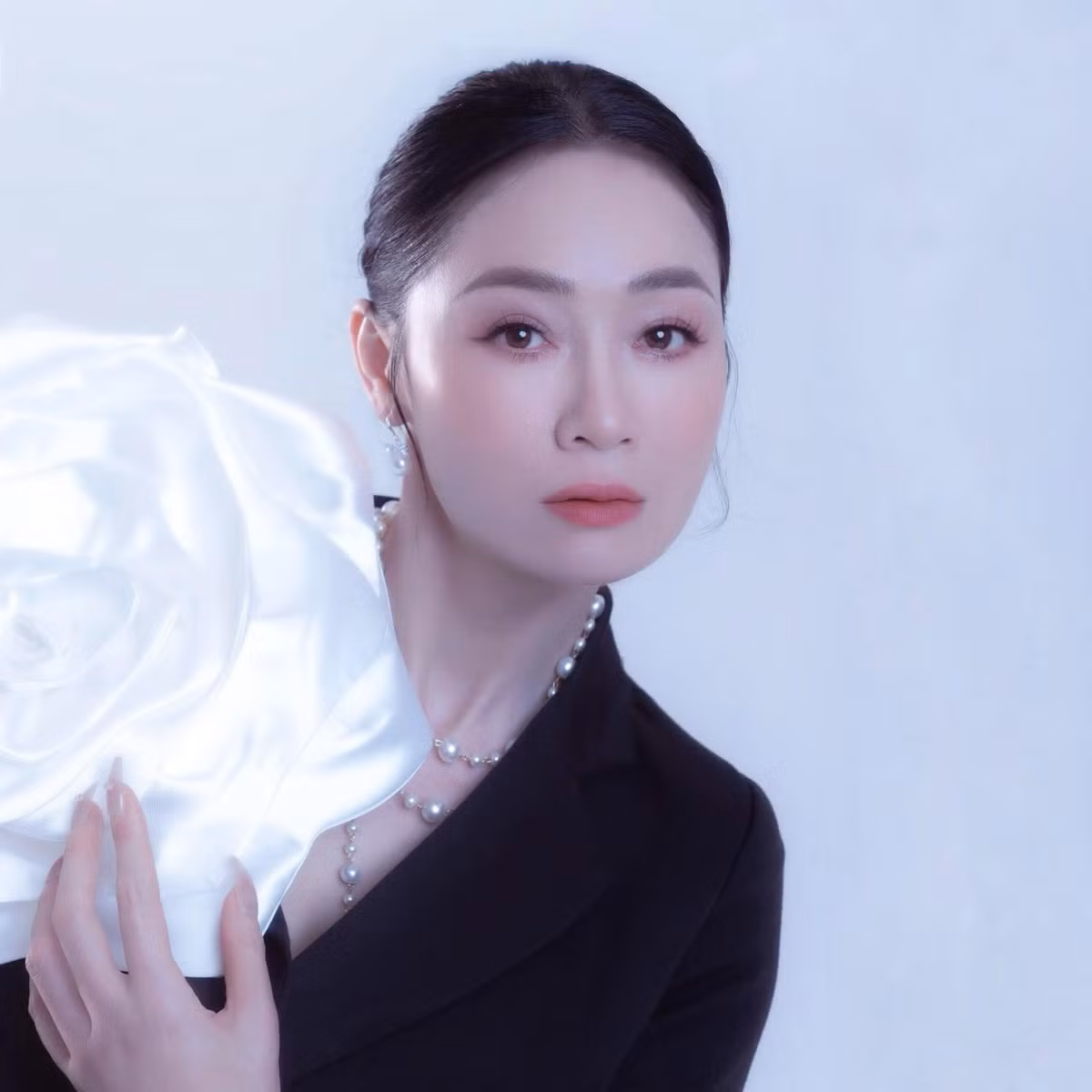 Trái ngược với hình ảnh đáng ghét trên phim, ngoài đời Quách Thu Phương ghi điểm với phong cách trẻ trung, thanh lịch nhưng không kém phần gợi cảm.