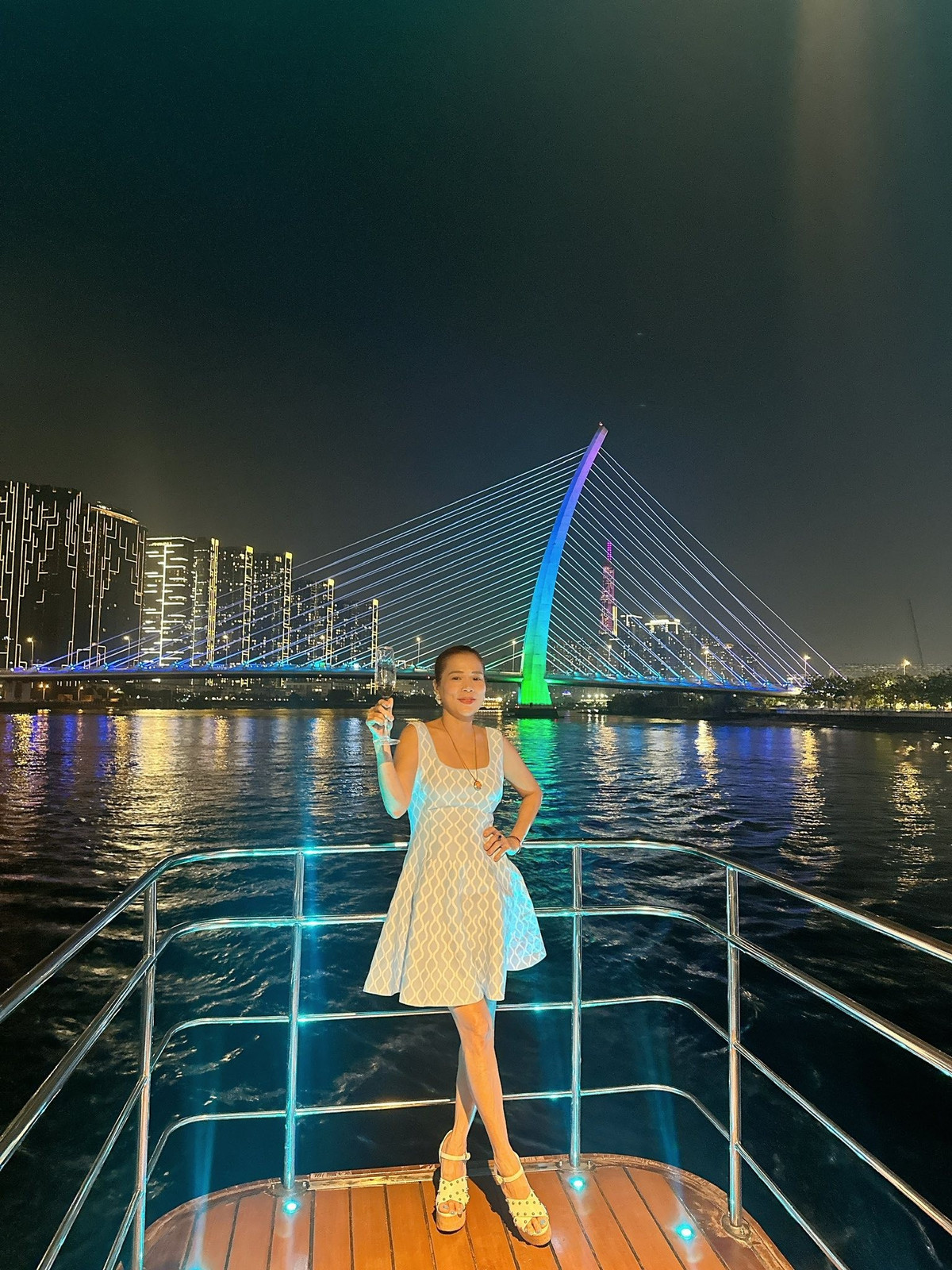 Ca sĩ Mỹ Lệ thưởng gió sông Sài Gòn khi dự tiệc trên du thuyền. Ảnh: FB Hoàng Thị Mỹ Lệ