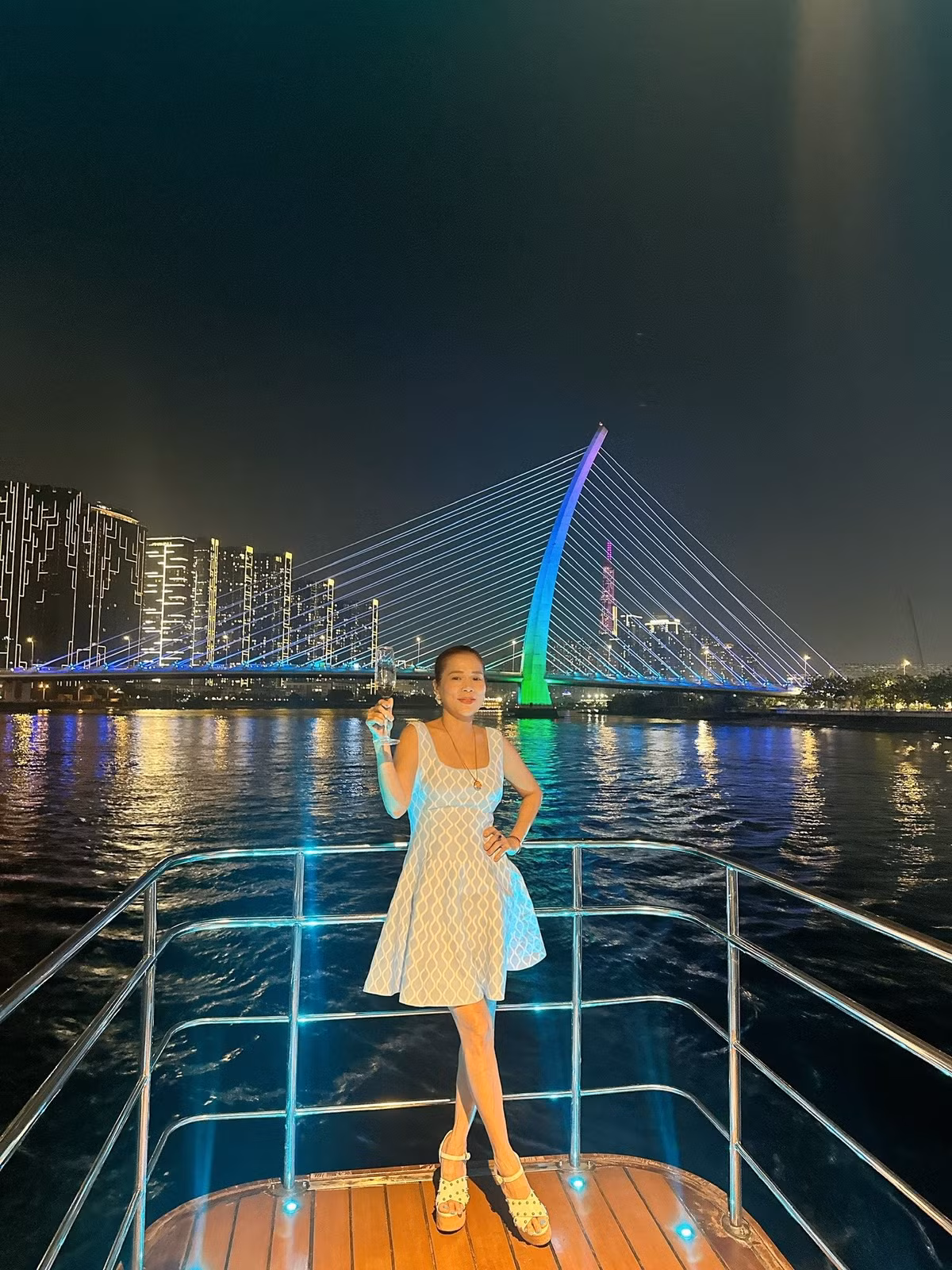 Ca sĩ Mỹ Lệ thưởng gió sông Sài Gòn khi dự tiệc trên du thuyền. Ảnh: FB Hoàng Thị Mỹ Lệ