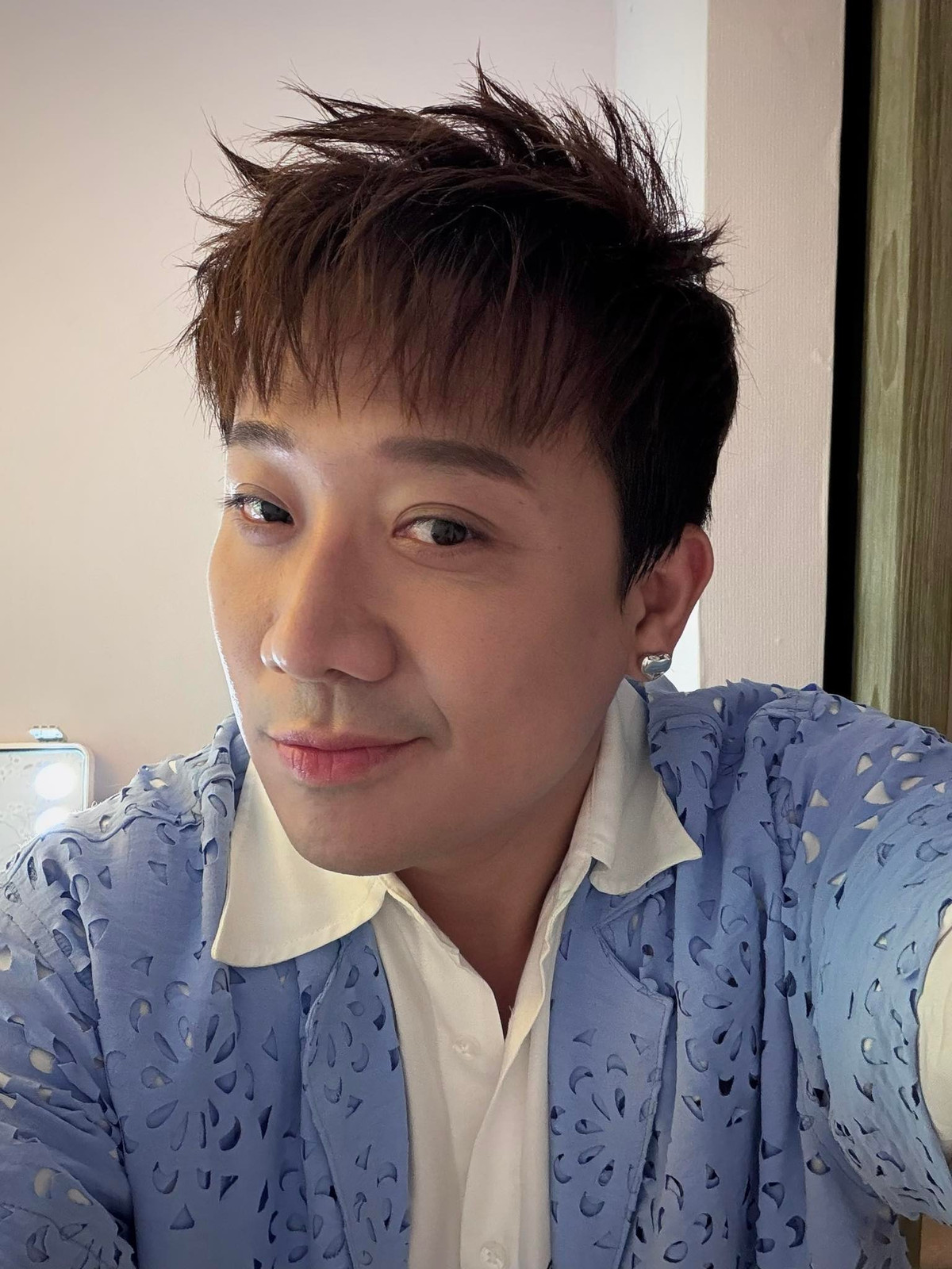 MC Trấn Thành selfie khoe gương mặt góc cạnh, tự hào đã giảm đáng kể cân nặng. Ảnh: FB Trấn Thành