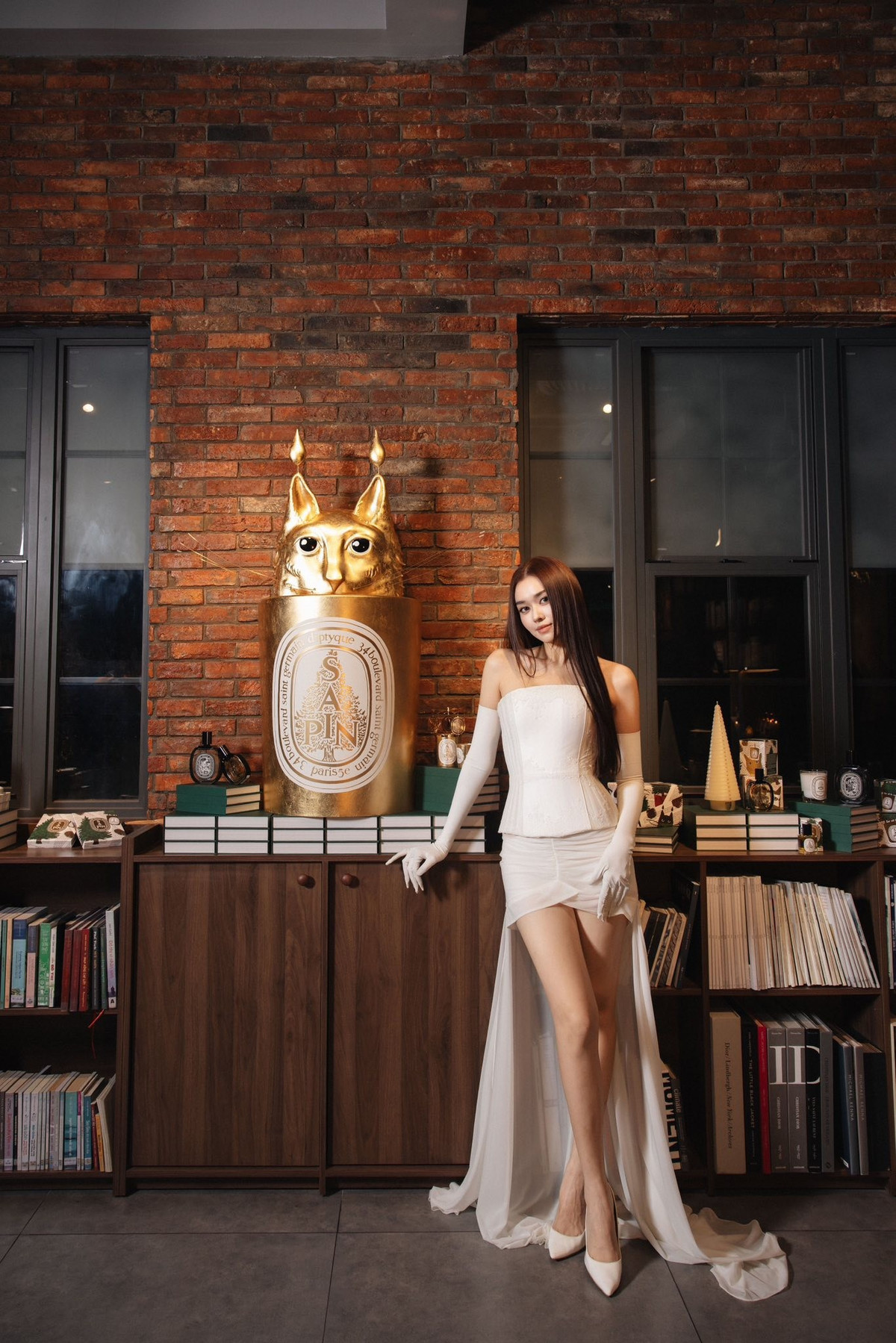 Sở hữu chiều cao 1m70, người đẹp sinh năm 2000 tự tin trưng diện những thiết kế khoe đôi chân dài thon thả.