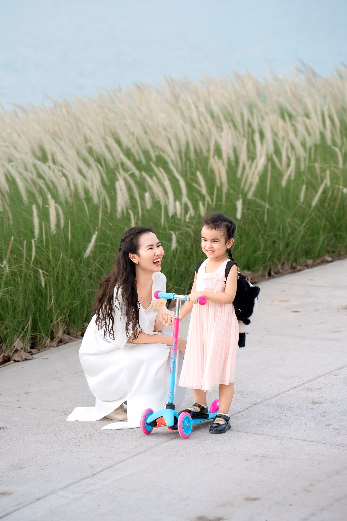 Võ Hạ Trâm đi chơi riêng cùng con gái lai Ấn trong khi ông xã bận công việc còn con trai nhỏ... mải ngủ. Ảnh: FB Võ Hạ Trâm