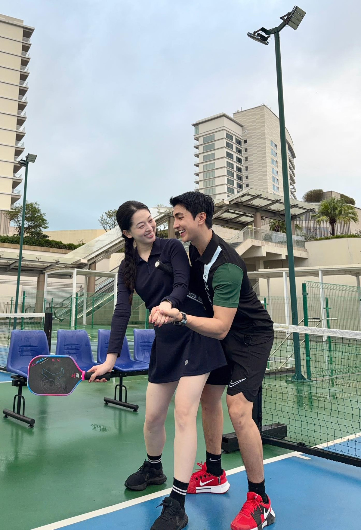 Vợ chồng diễn viên Bình An - Phương Nga nhí nhố trên sân tập pickleball. Ảnh: FB Nguyễn Bình An