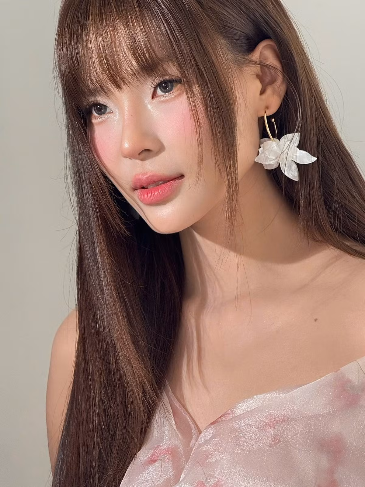 Thiết kế vừa đủ sang trọng, vừa nữ tính đã góp phần làm nổi bật nhan sắc và thần thái tự tin của cô.