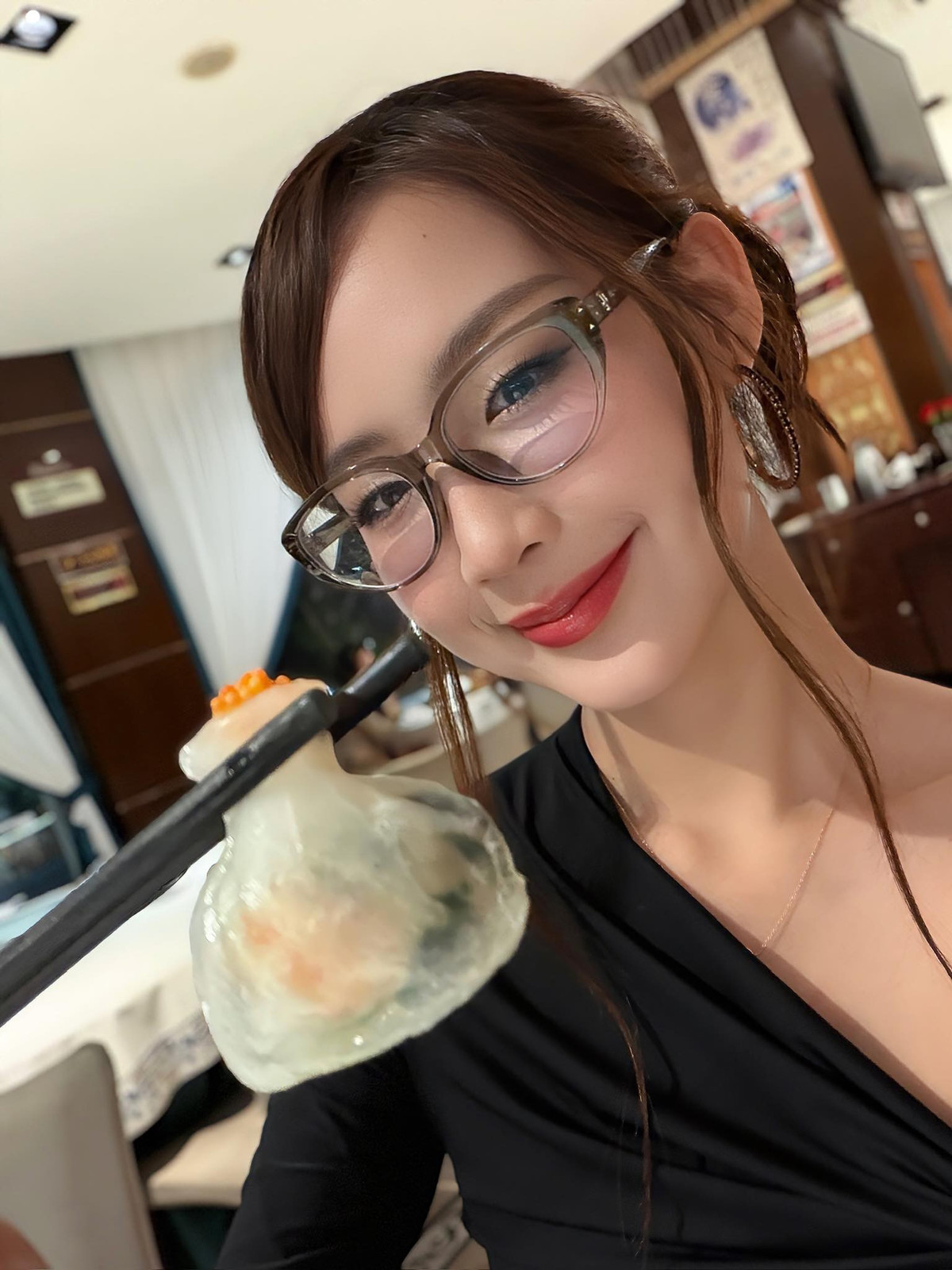 Tin tức sao Việt 20/10: Hoa hậu Bảo Ngọc thưởng thức ẩm thực khi đến Trung Quốc. Ảnh: FB Lê Nguyễn Bảo Ngọc