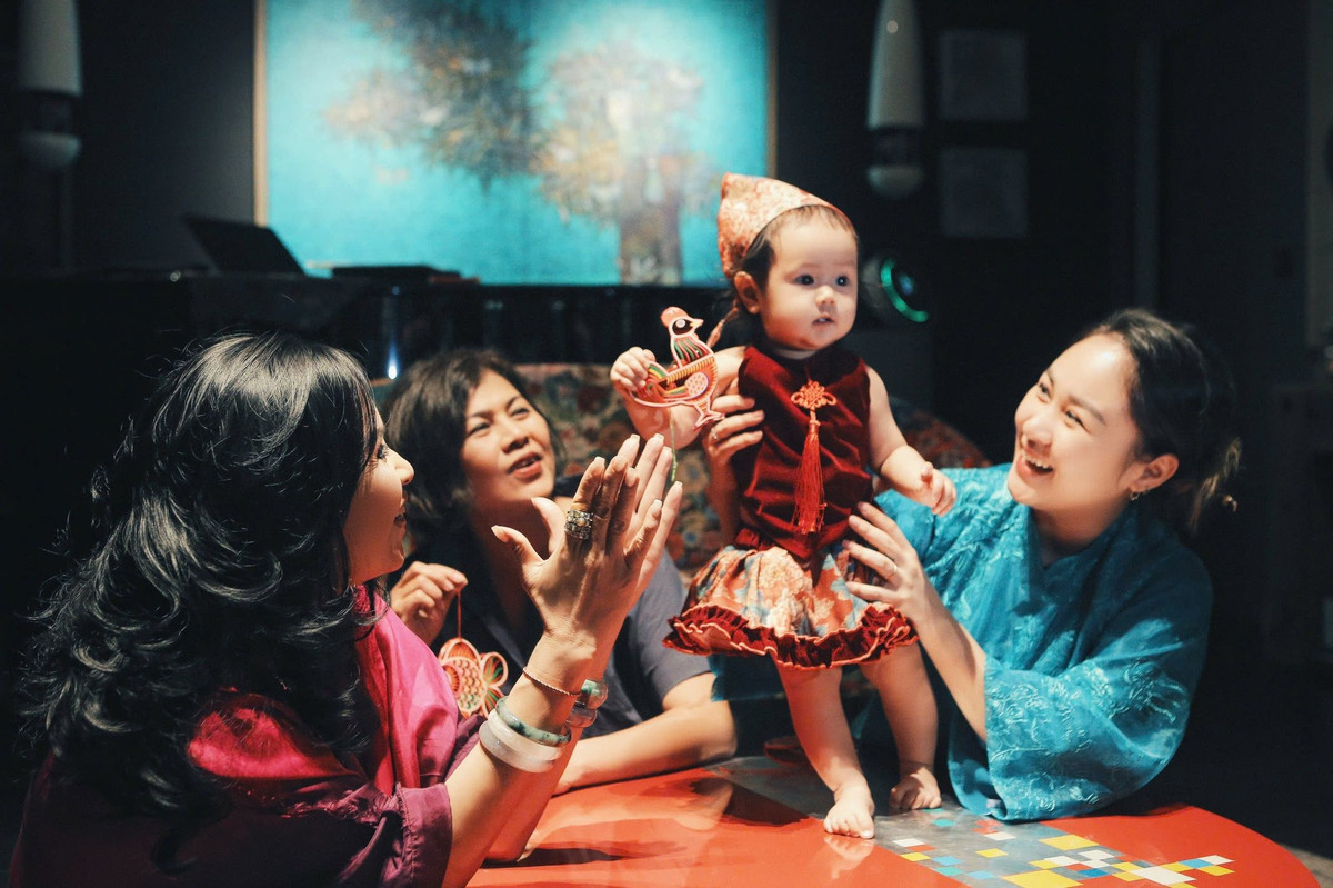 Vợ chồng ca sĩ Thanh Lam sum họp để đón Trung thu đầu tiên bên cháu ngoại. Ảnh: FB Doan Thanh Lam