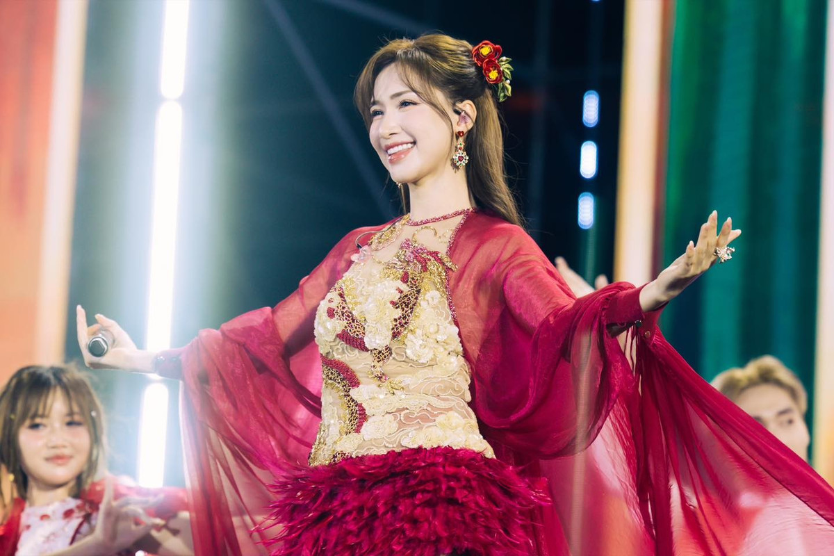 Ca sĩ Hoà Minzy xinh đẹp lộng lẫy biểu diễn ở Đà Nẵng. Ảnh: FB Hòa Minzy