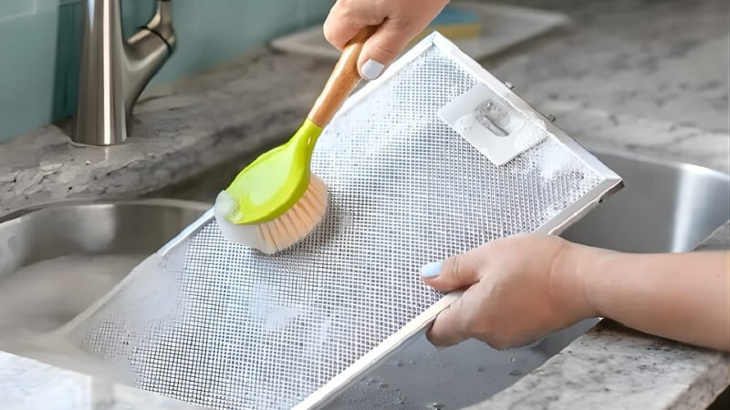 Dùng chất tẩy rửa chuyên dụng cho máy hút mùi.