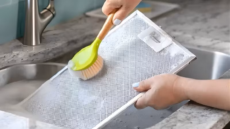 Dùng chất tẩy rửa chuyên dụng cho máy hút mùi.