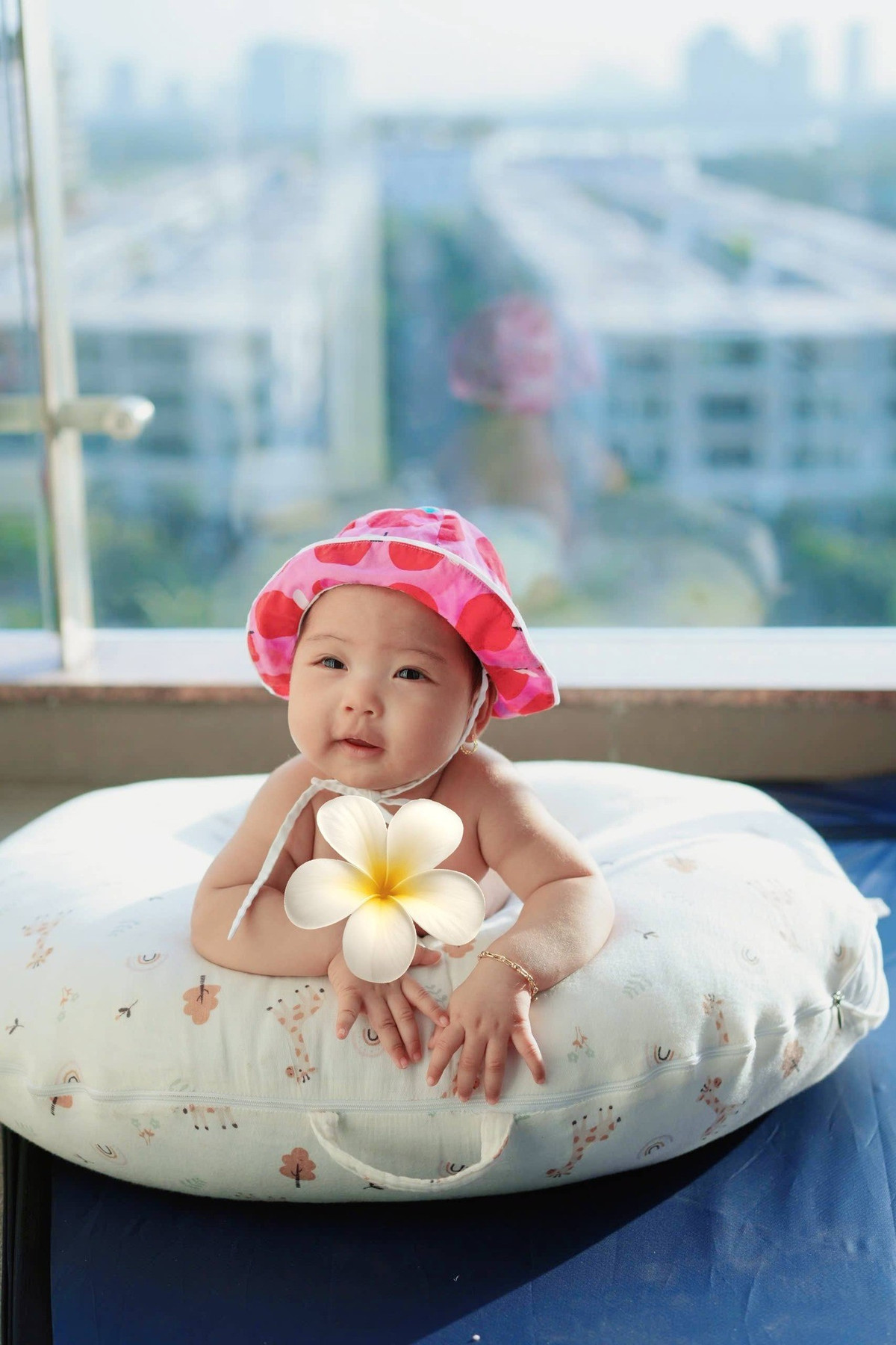 Biểu cảm ngộ nghĩnh của con gái hoa hậu H'Hen Niê khi tắm nắng được nhiều khán giả yêu thích. Ảnh: FB H'Hen Niê