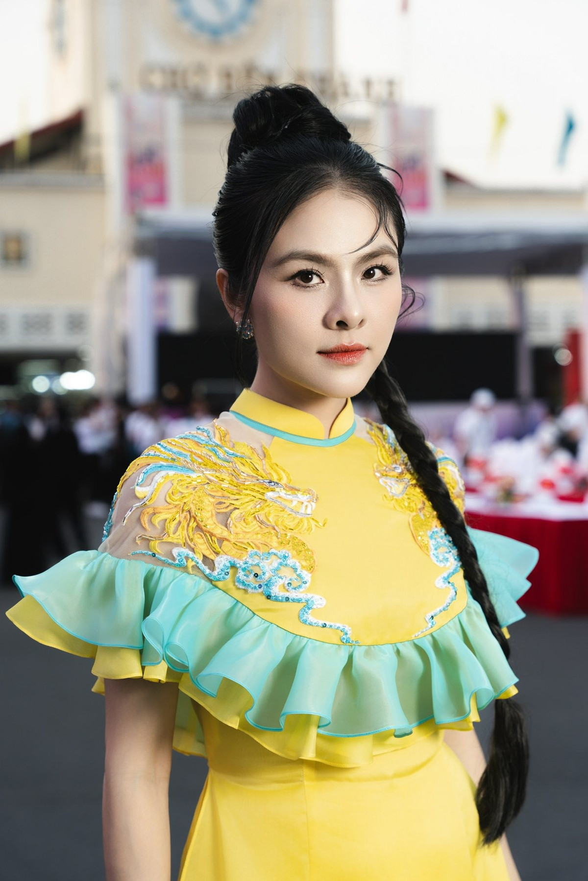 Dù đã trải qua nhiều lần sinh nở, nữ diễn viên vẫn giữ được sắc vóc gọn gàng, thần thái rạng rỡ, trở thành hình mẫu lý tưởng của nhiều phụ nữ hiện đại.