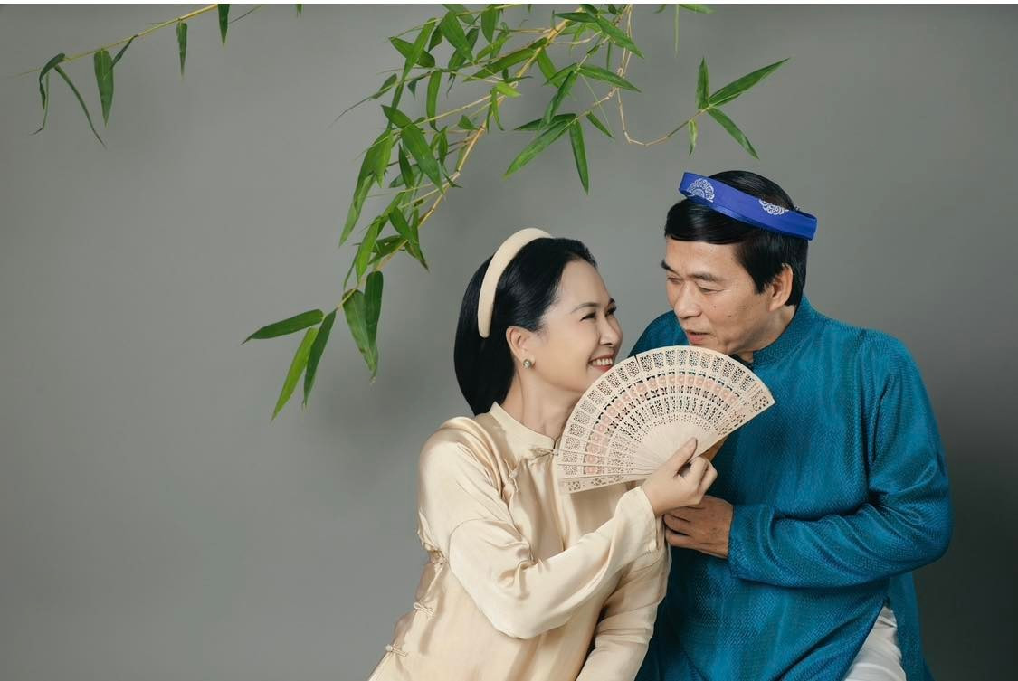 NSND Lan Hương cùng ông xã - NSƯT Đỗ Kỷ chụp bộ hình theo phong cách truyền thống. Ảnh: FB Lan Hương Bông