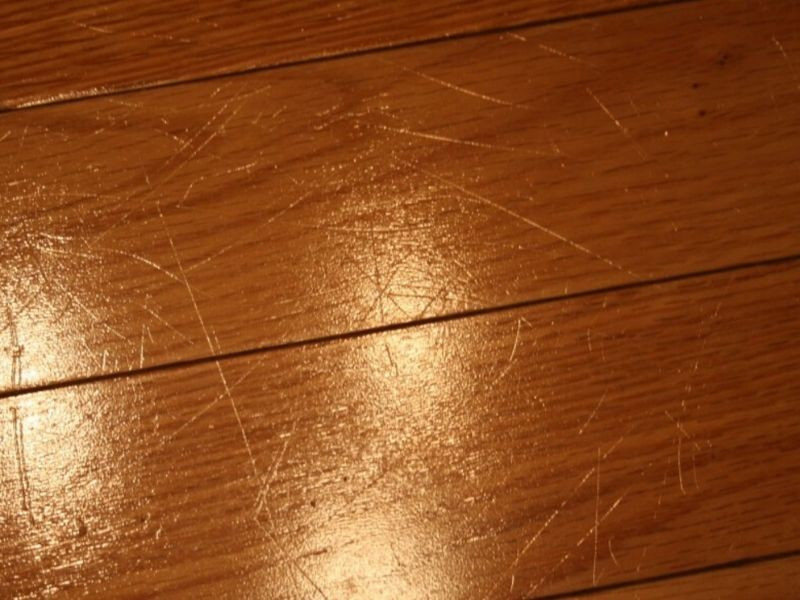 Nắm vững những cách xử lý vết xước sàn gỗ hiệu quả tại nhà không chỉ giúp khôi phục tính thẩm mỹ cho sàn mà còn kéo dài tuổi thọ bề mặt, tiết kiệm đáng kể chi phí sửa chữa.