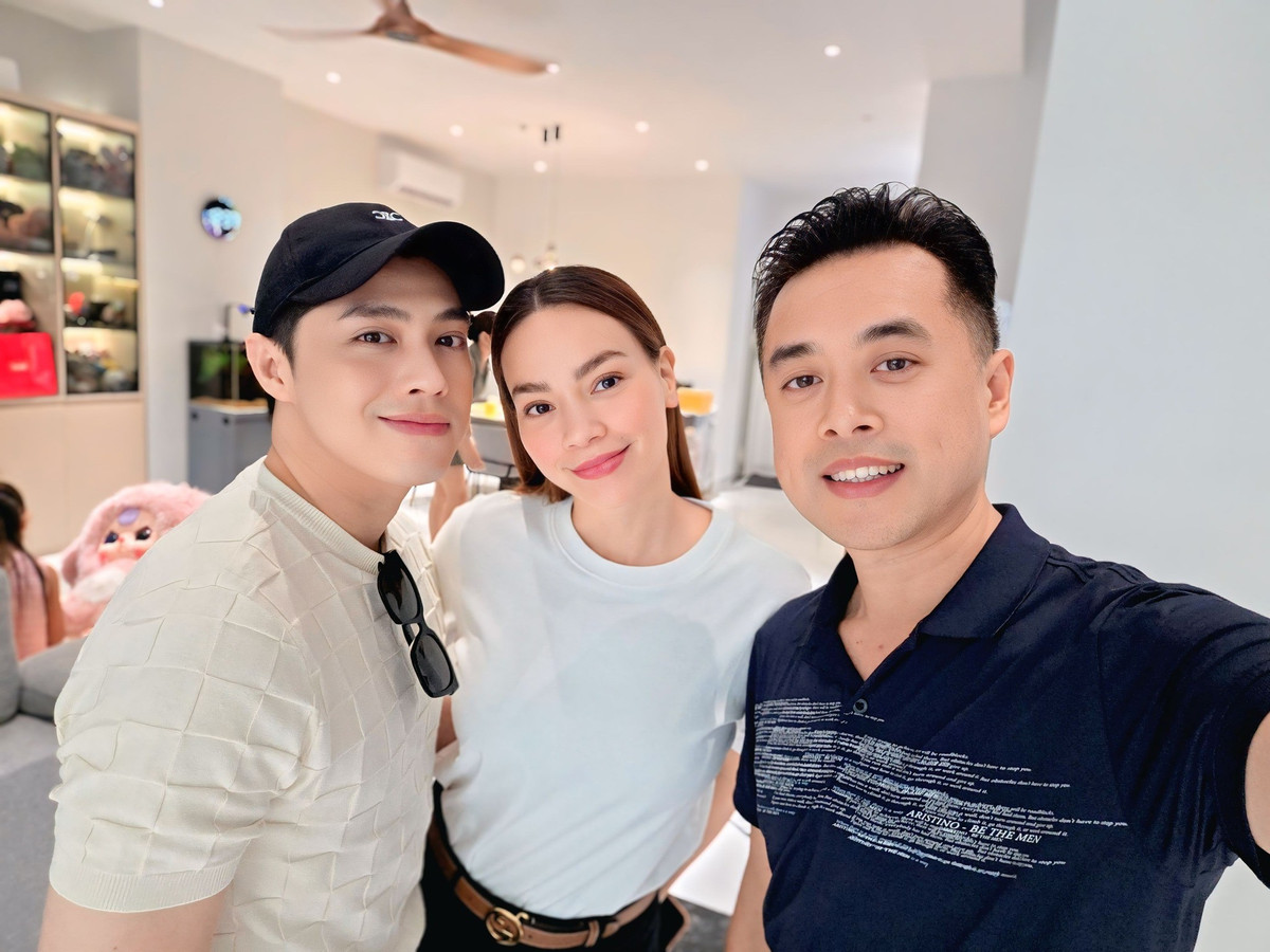 Noo Phước Thịnh và Hồ Ngọc Hà đến thăm nhà nhạc sĩ Dương Khắc Linh để bàn bạc về dự án âm nhạc mới. Ảnh: FB Duong Khac Linh