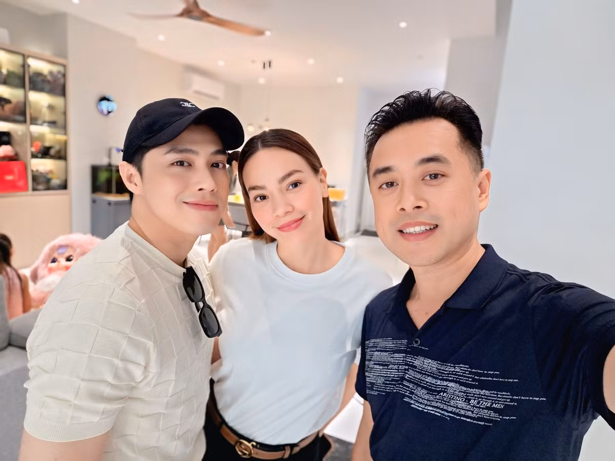 Noo Phước Thịnh và Hồ Ngọc Hà đến thăm nhà nhạc sĩ Dương Khắc Linh để bàn bạc về dự án âm nhạc mới. Ảnh: FB Duong Khac Linh