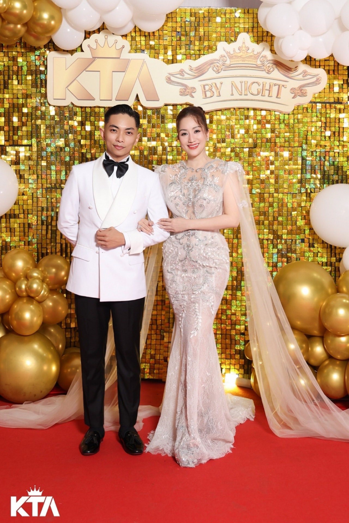 Vợ chồng Khánh Thi - Phan Hiển tình tứ ở buổi tiệc cuối năm. Ảnh: FB Khanh Thi Phan Hien